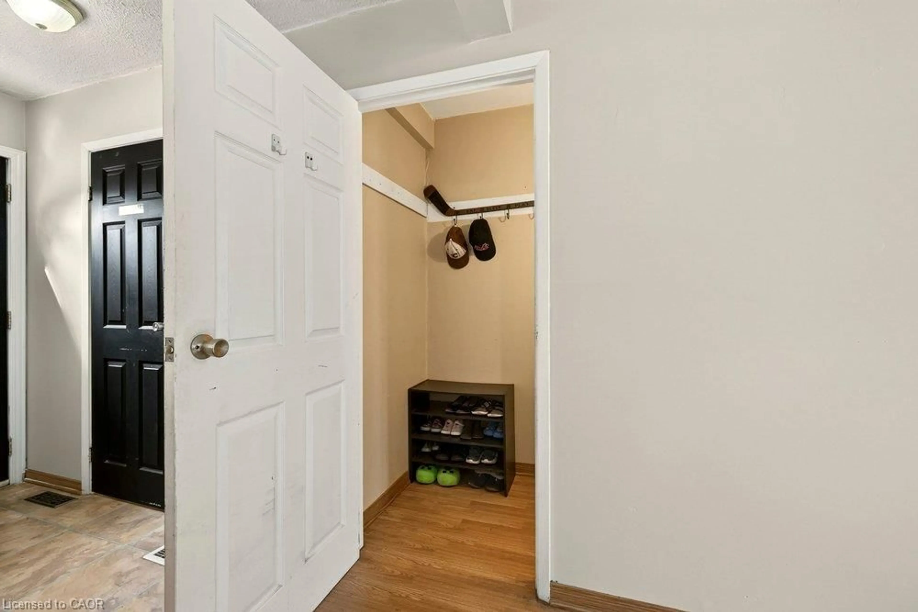 Indoor entryway for 120 Quigley Rd #14, Hamilton Ontario L8K 6L4