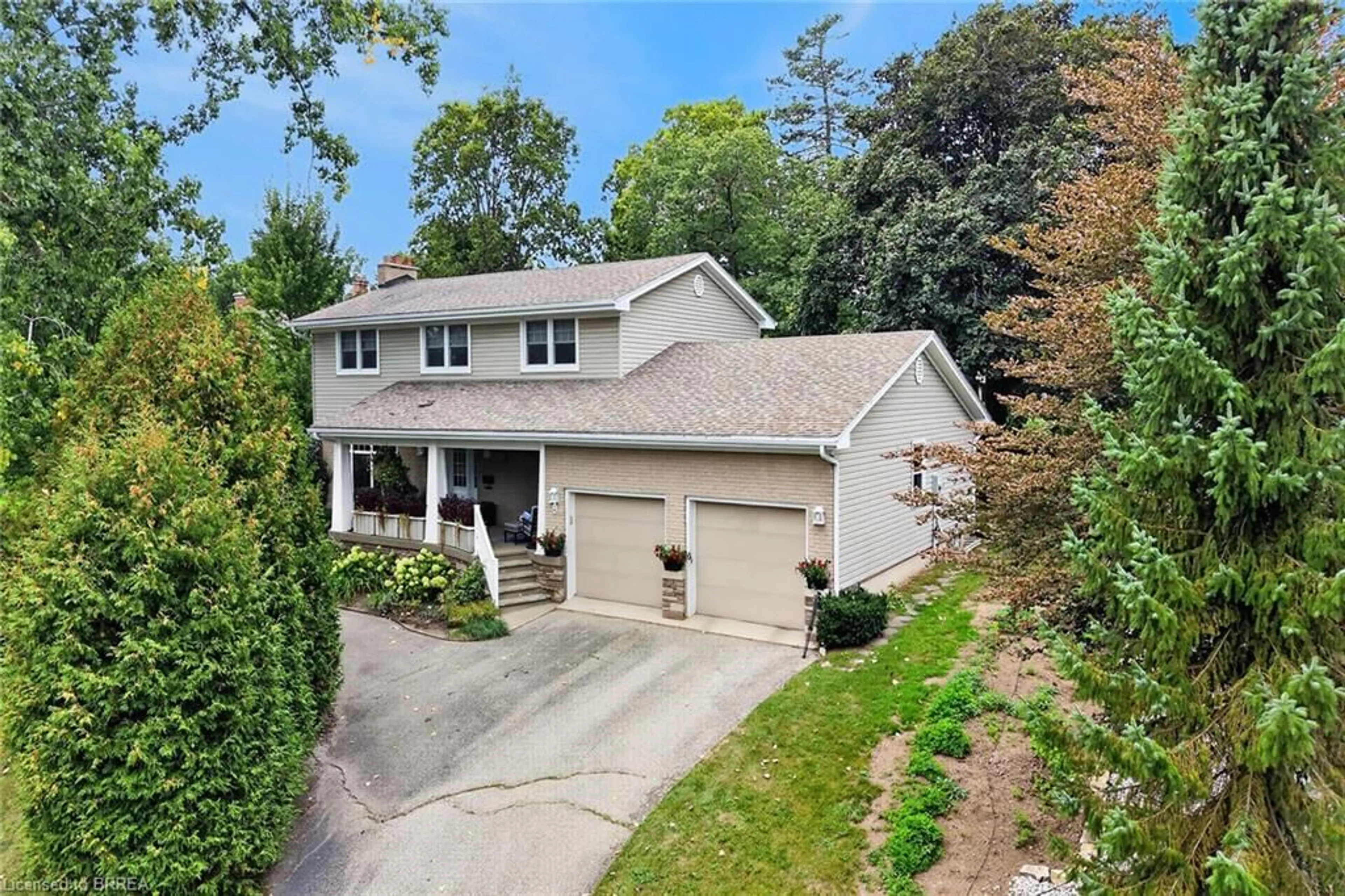 A pic from outside/outdoor area/front of a property/back of a property/a pic from drone, street for 4 Gaywood Gdns, Brantford Ontario N3T 5J8