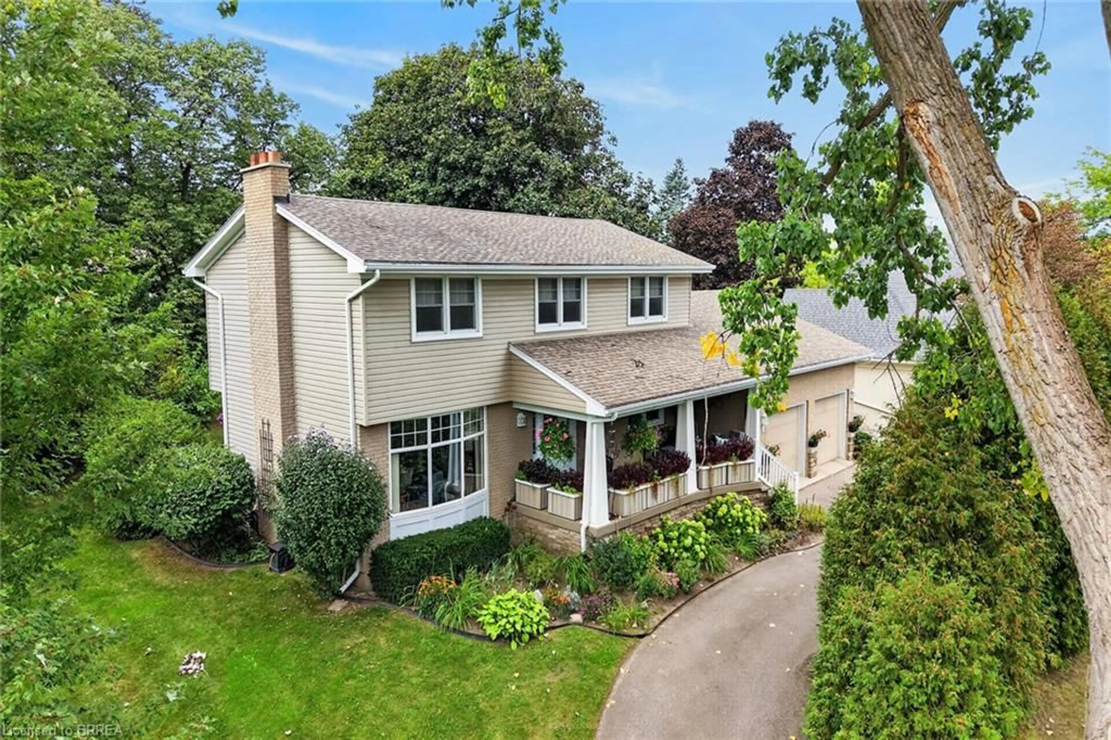 A pic from outside/outdoor area/front of a property/back of a property/a pic from drone, street for 4 Gaywood Gdns, Brantford Ontario N3T 5J8