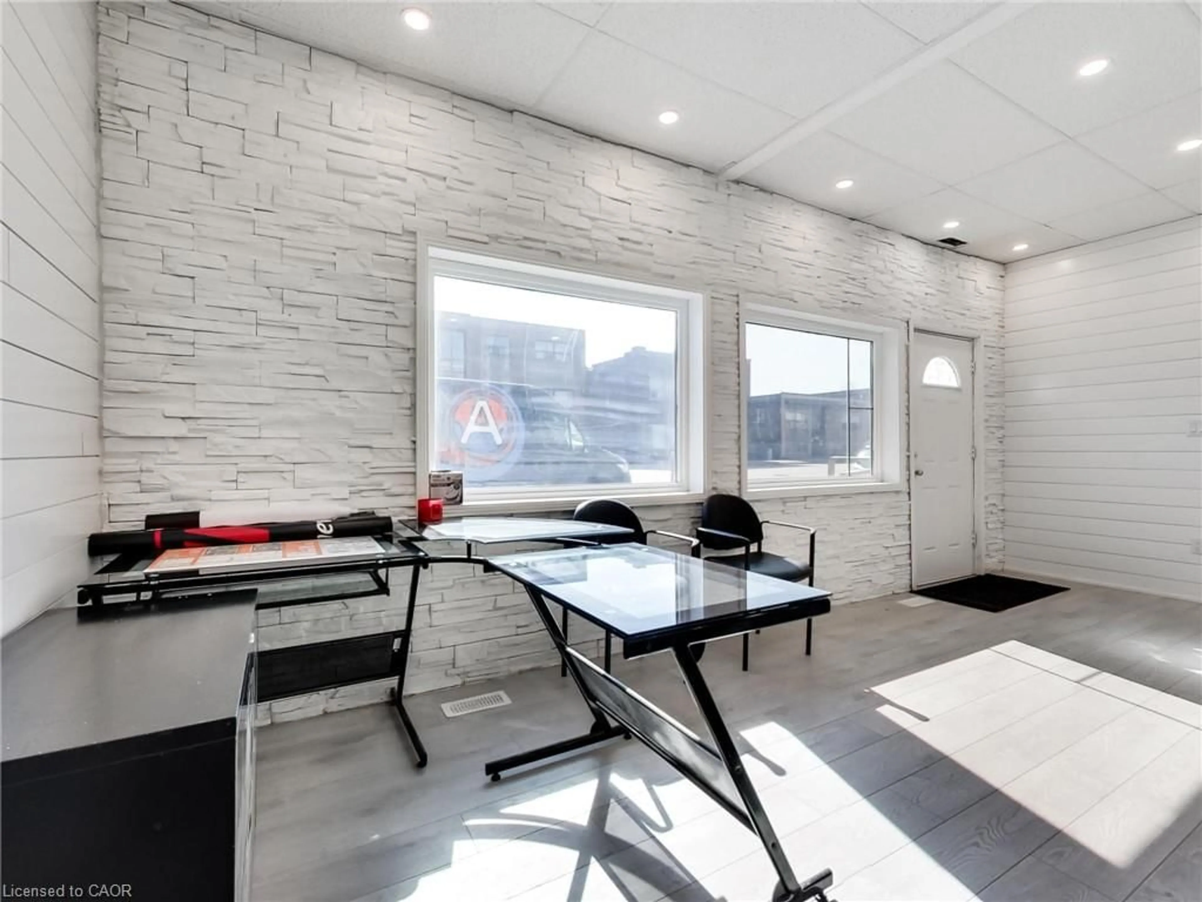 Gym or fitness room for 229 Parkdale Ave, Hamilton Ontario L8H 5X4