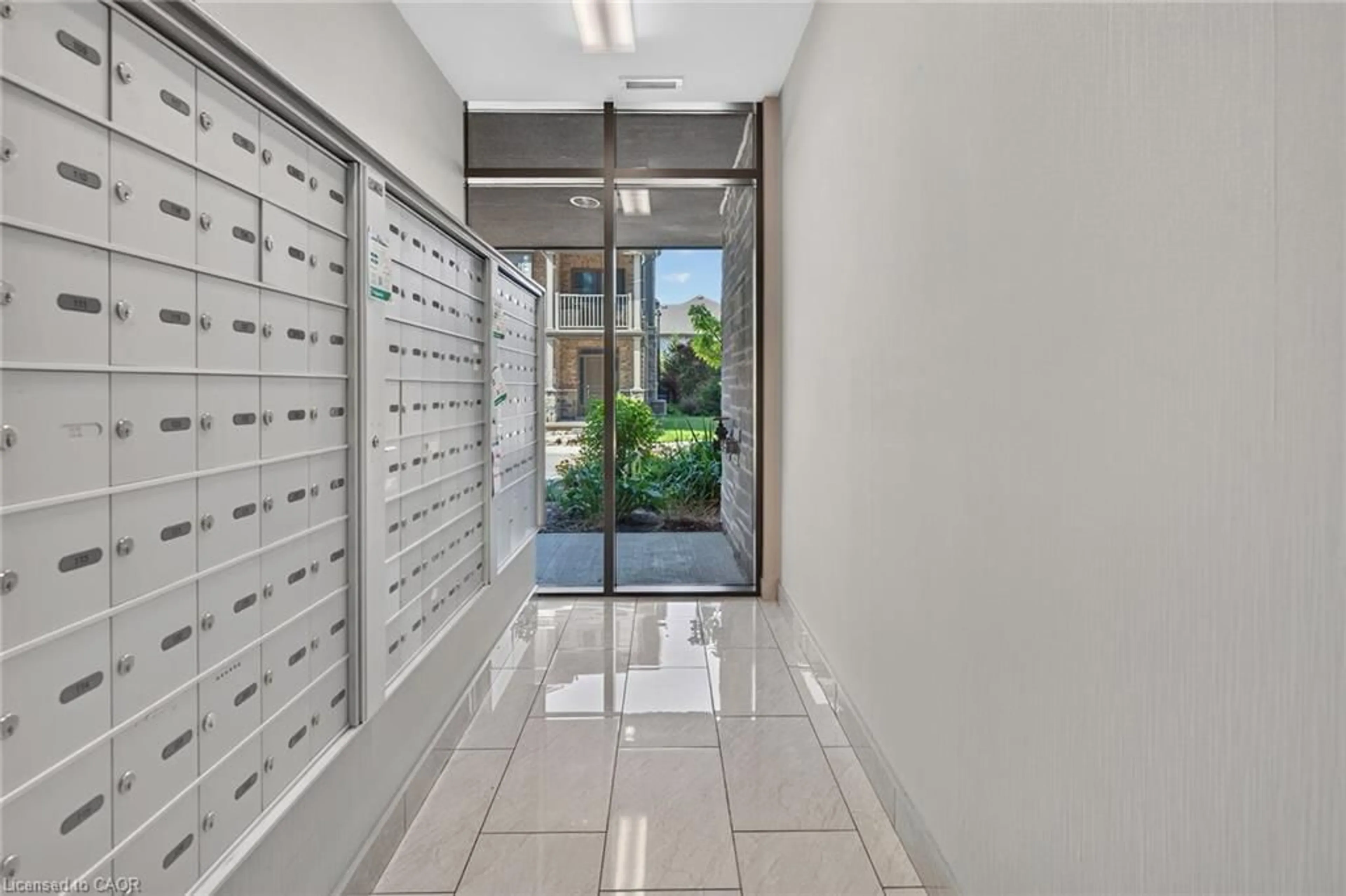 Indoor foyer for 35 Southshore Cres #122, Hamilton Ontario L8E 0J2