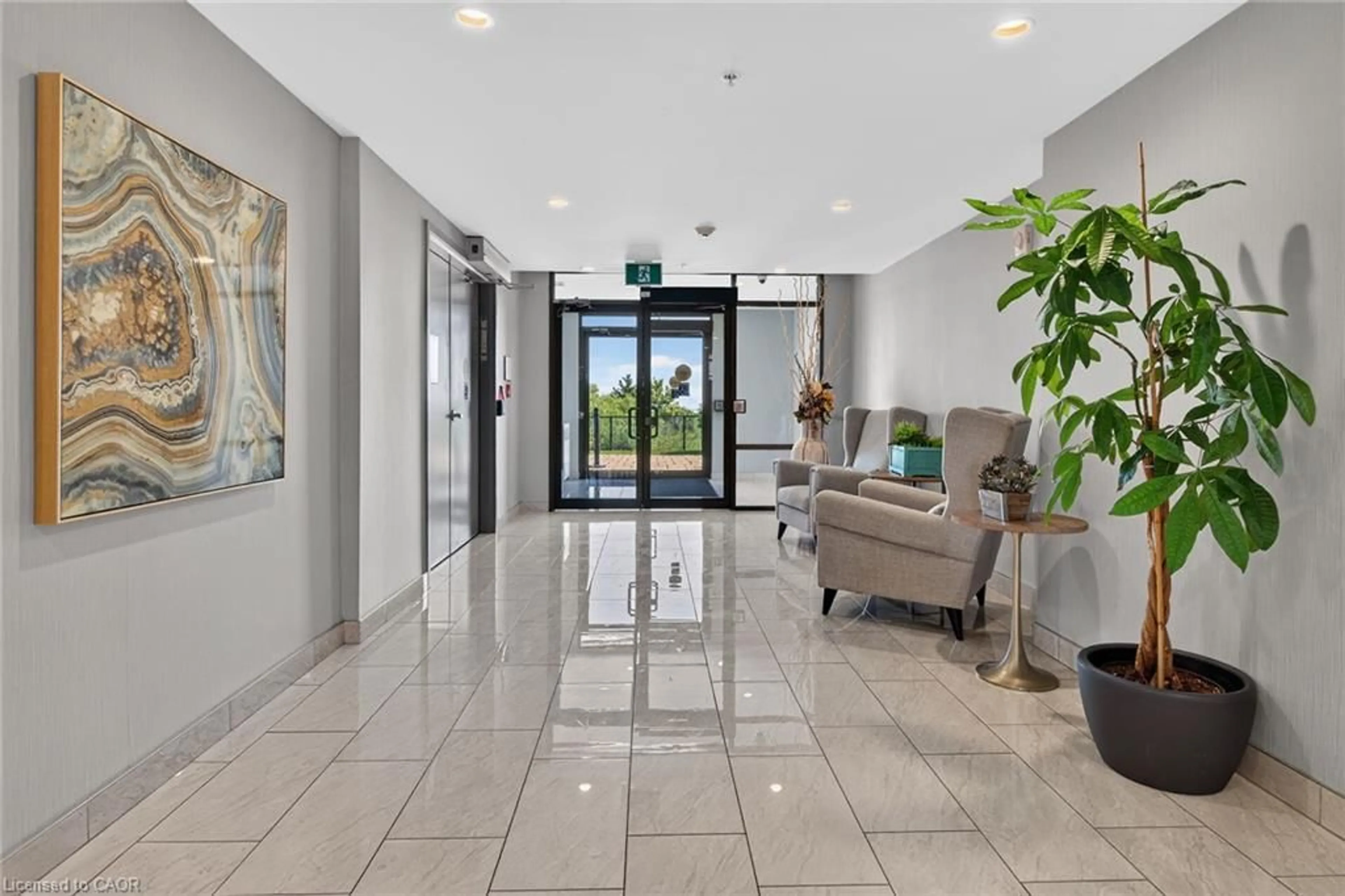 Indoor foyer for 35 Southshore Cres #122, Hamilton Ontario L8E 0J2