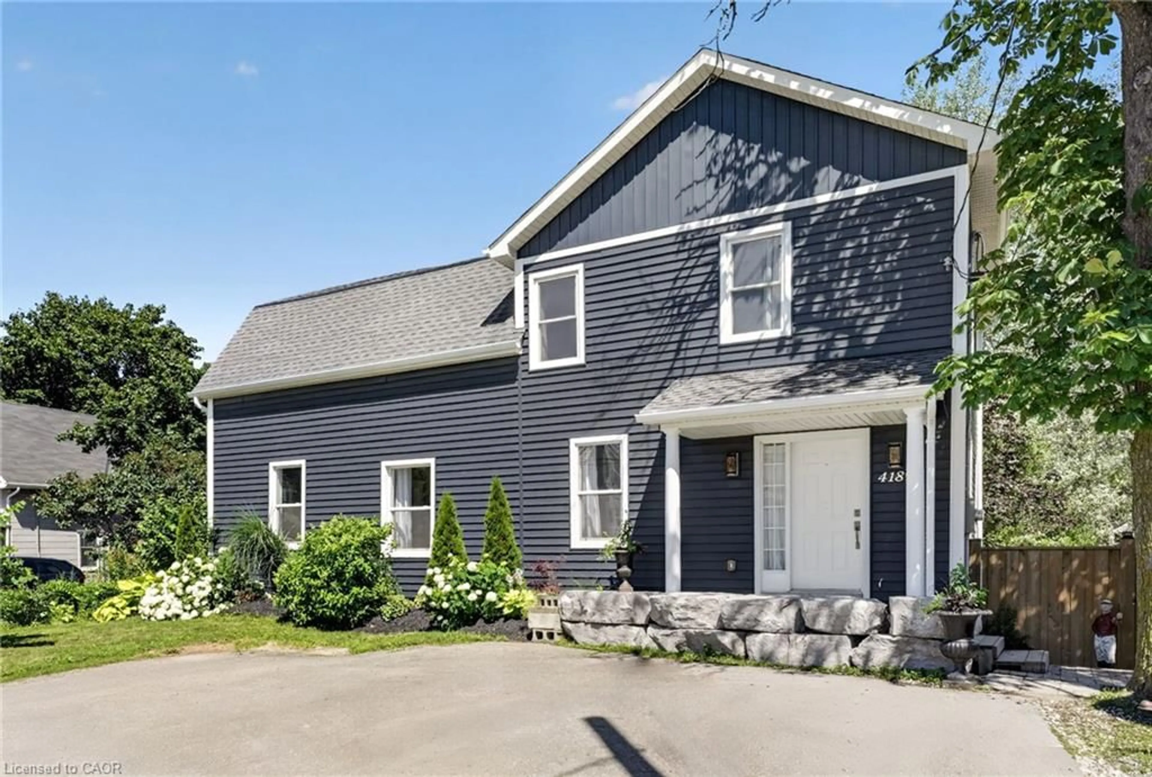 Home with vinyl exterior material, street for 4189 Mountain St, Beamsville Ontario L3J 0K8