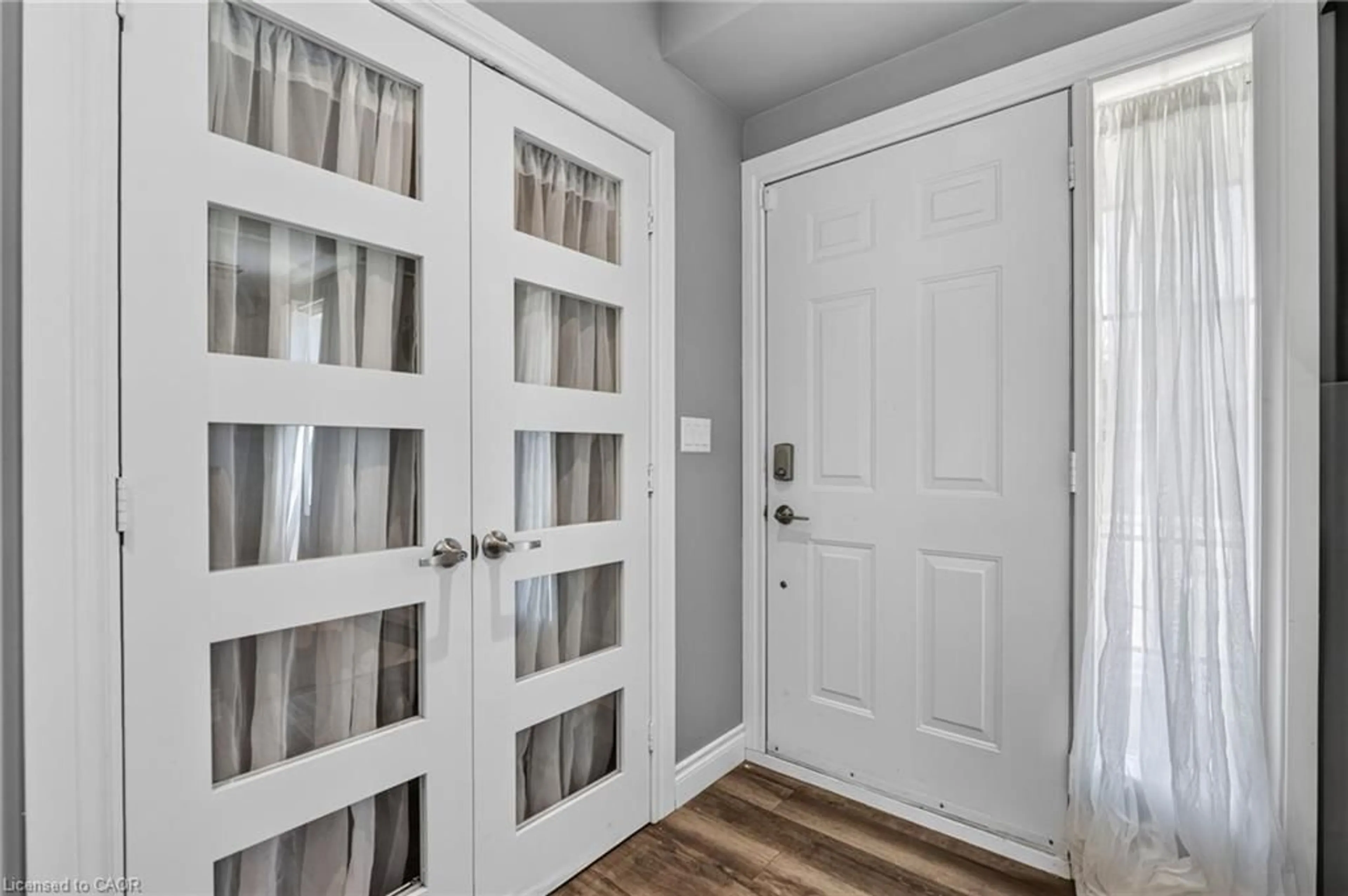 Indoor entryway for 4189 Mountain St, Beamsville Ontario L3J 0K8