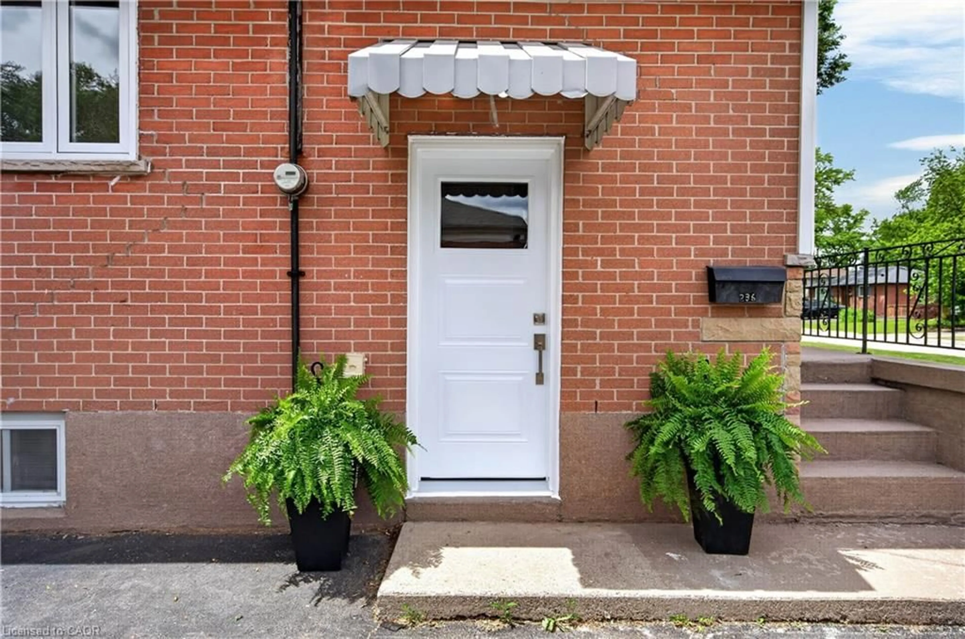 Indoor entryway for 236 Hammersmith Crt, Burlington Ontario L7L 4N7