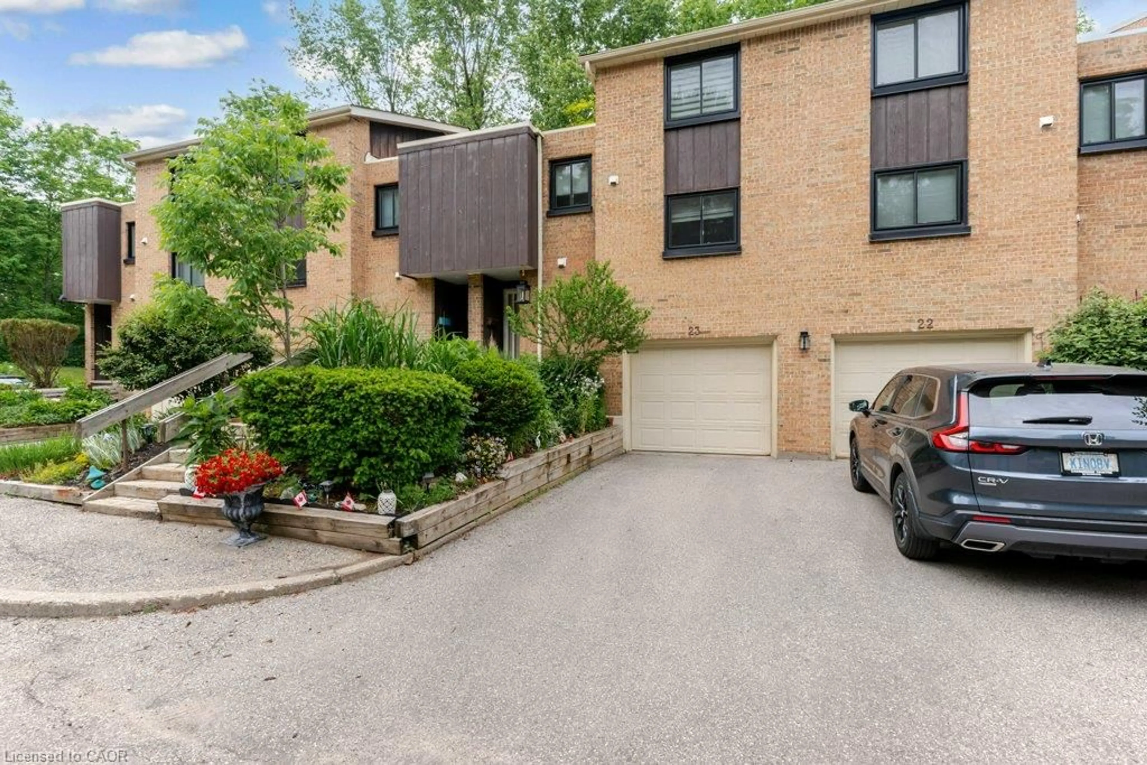 A pic from outside/outdoor area/front of a property/back of a property/a pic from drone, street for 220 Salisbury Ave #23, Cambridge Ontario N1S 1K5