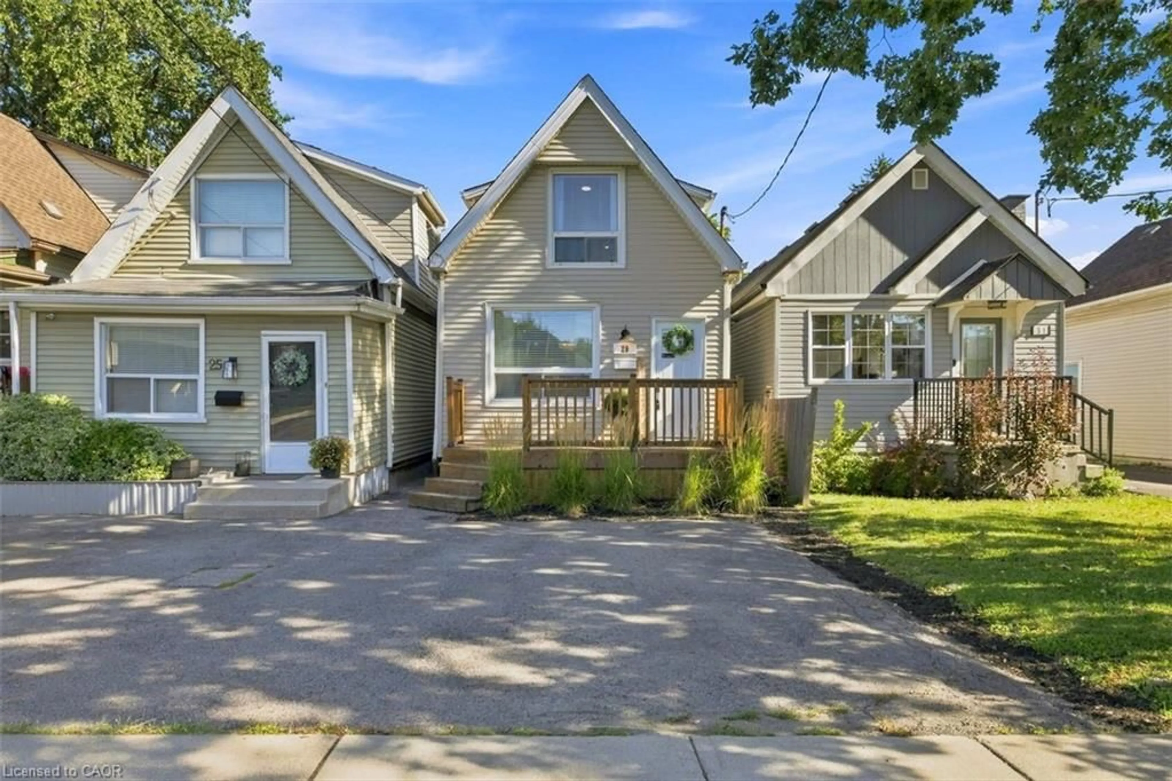 Home with vinyl exterior material, street for 29 Newlands Ave, Hamilton Ontario L8H 2T4