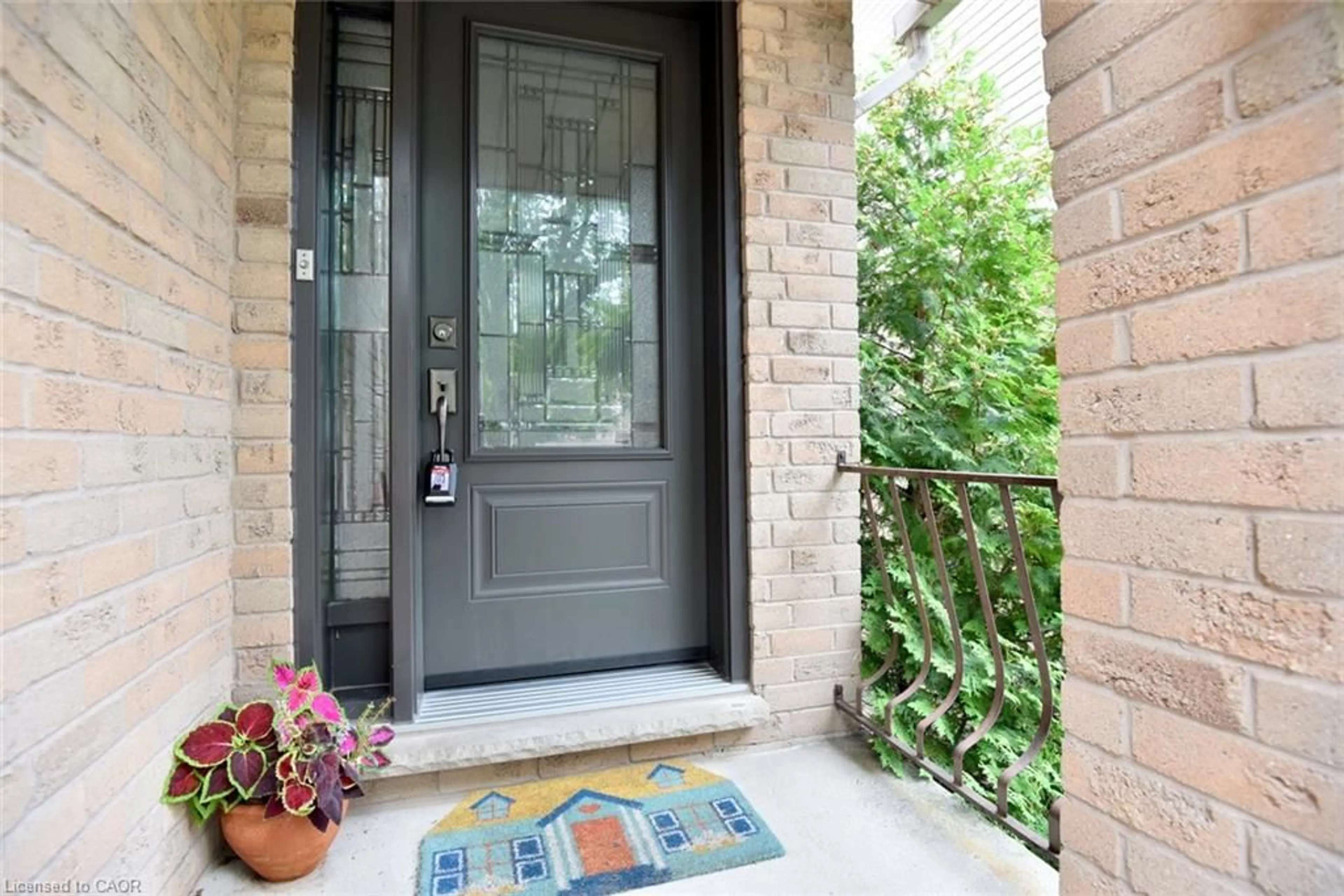 Indoor entryway for 130 Charing Dr, Hamilton Ontario L8W 3B1