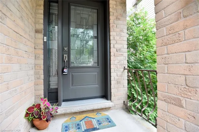 130 Charing Dr, Hamilton 4