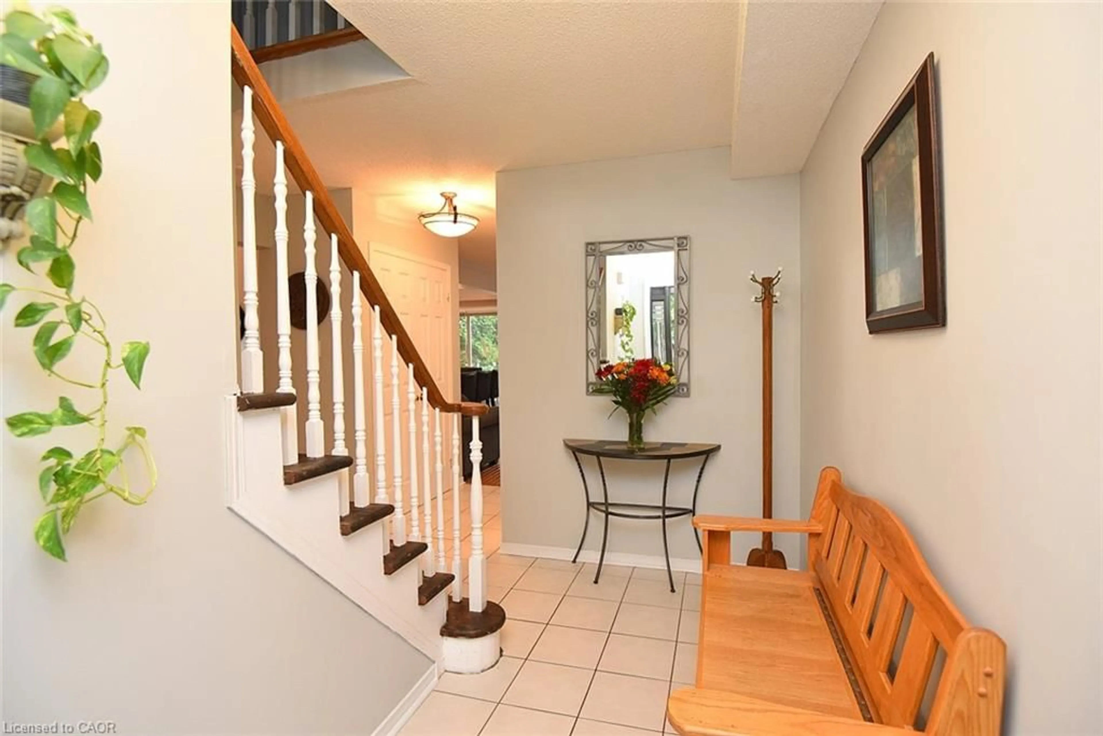 Indoor entryway for 130 Charing Dr, Hamilton Ontario L8W 3B1