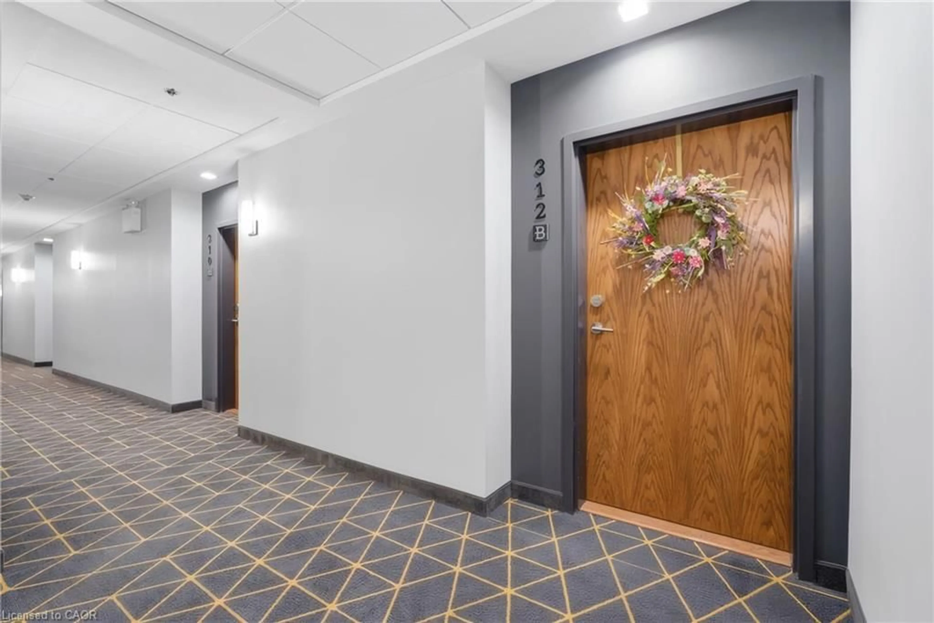 Indoor foyer for 251 Northfield Dr #312, Waterloo Ontario N2K 0G9