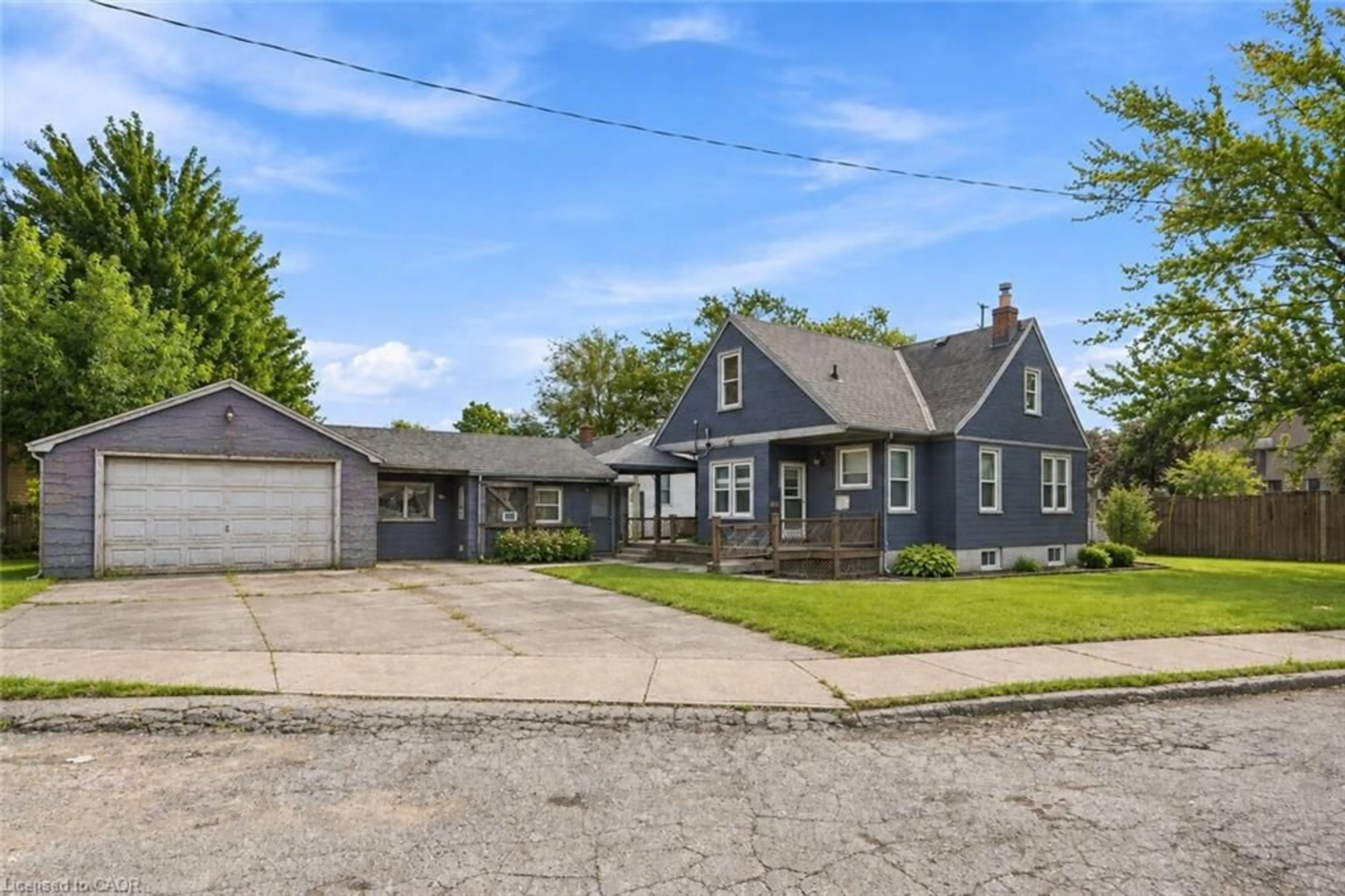A pic from outside/outdoor area/front of a property/back of a property/a pic from drone, street for 240 Pelham Rd, St. Catharines Ontario L2S 1X6