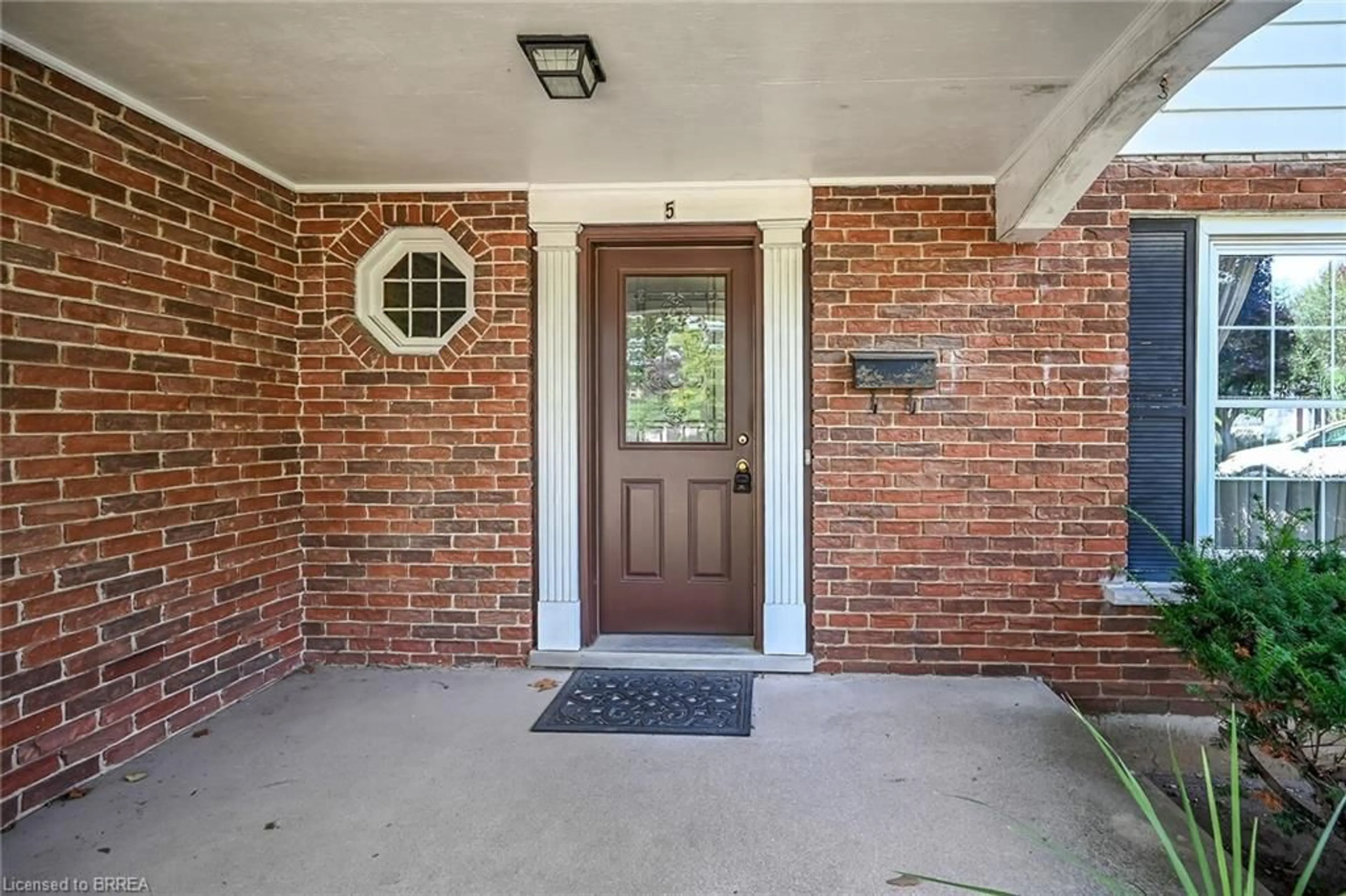 Indoor entryway for 5 Rathbun Pl, Brantford Ontario N3R 1K4