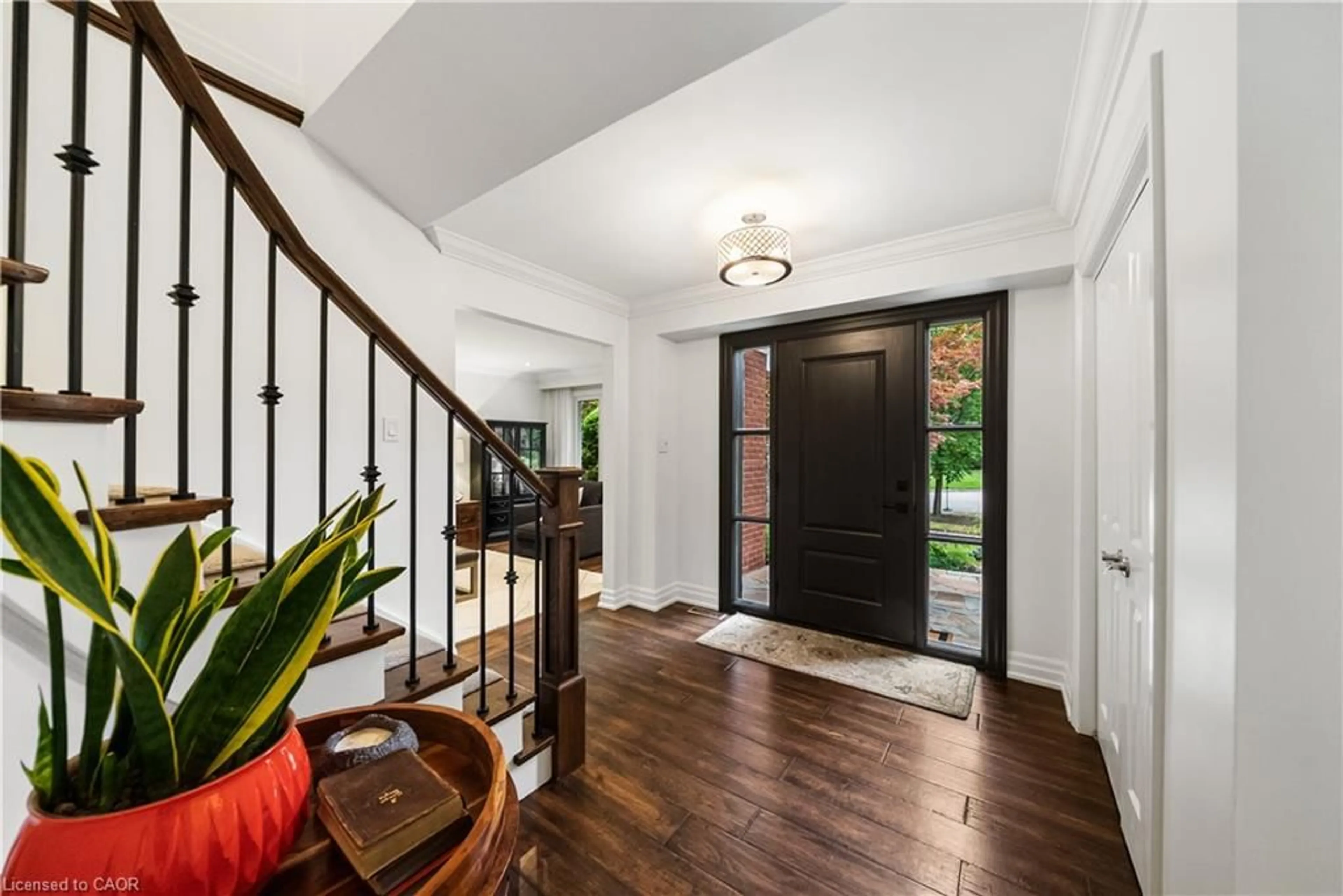 Indoor entryway for 470 Carlton Dr, Oakville Ontario L6J 5X3