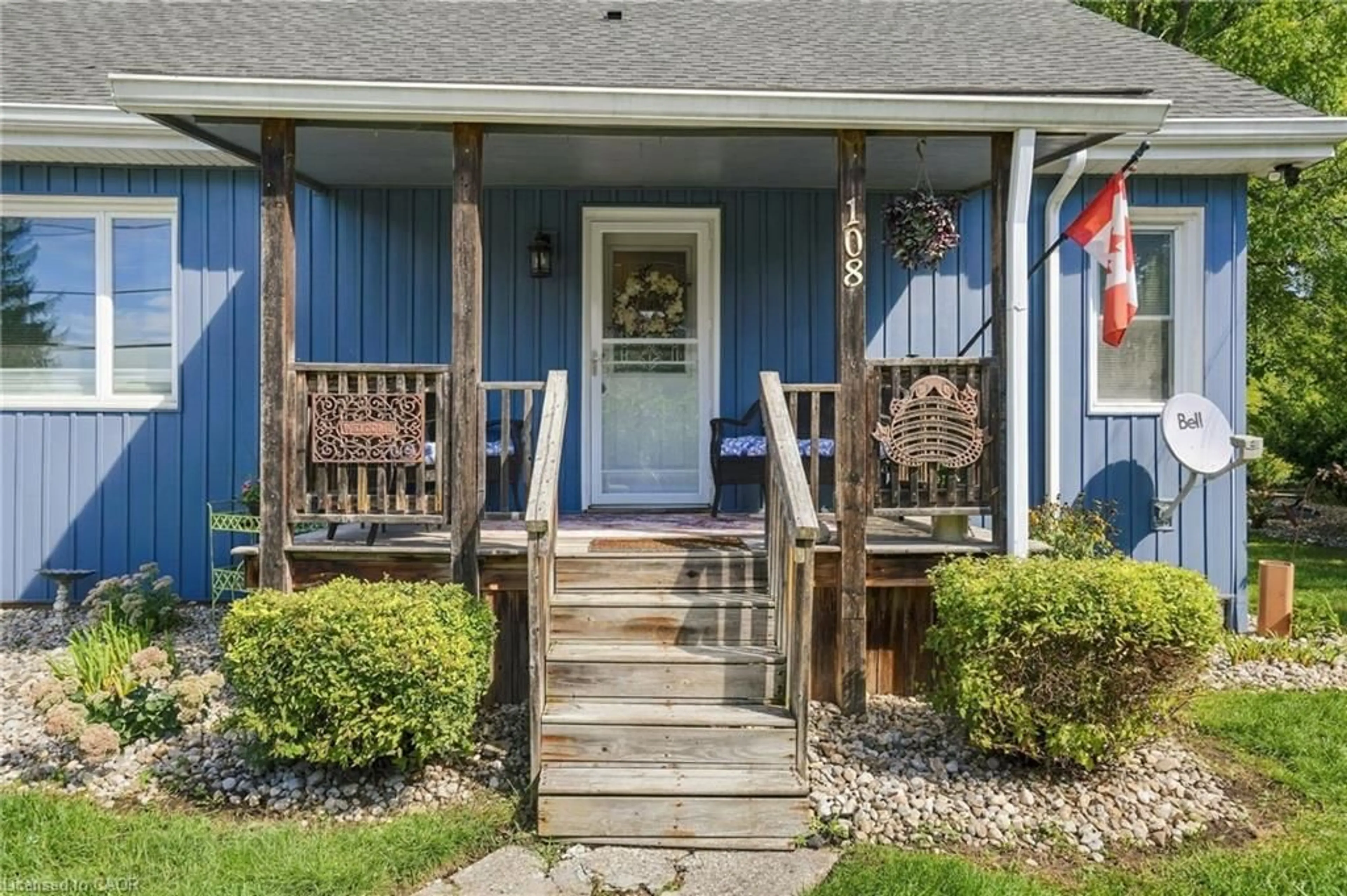 Indoor entryway for 108 Sutherland St, Caledonia Ontario N3W 1C6