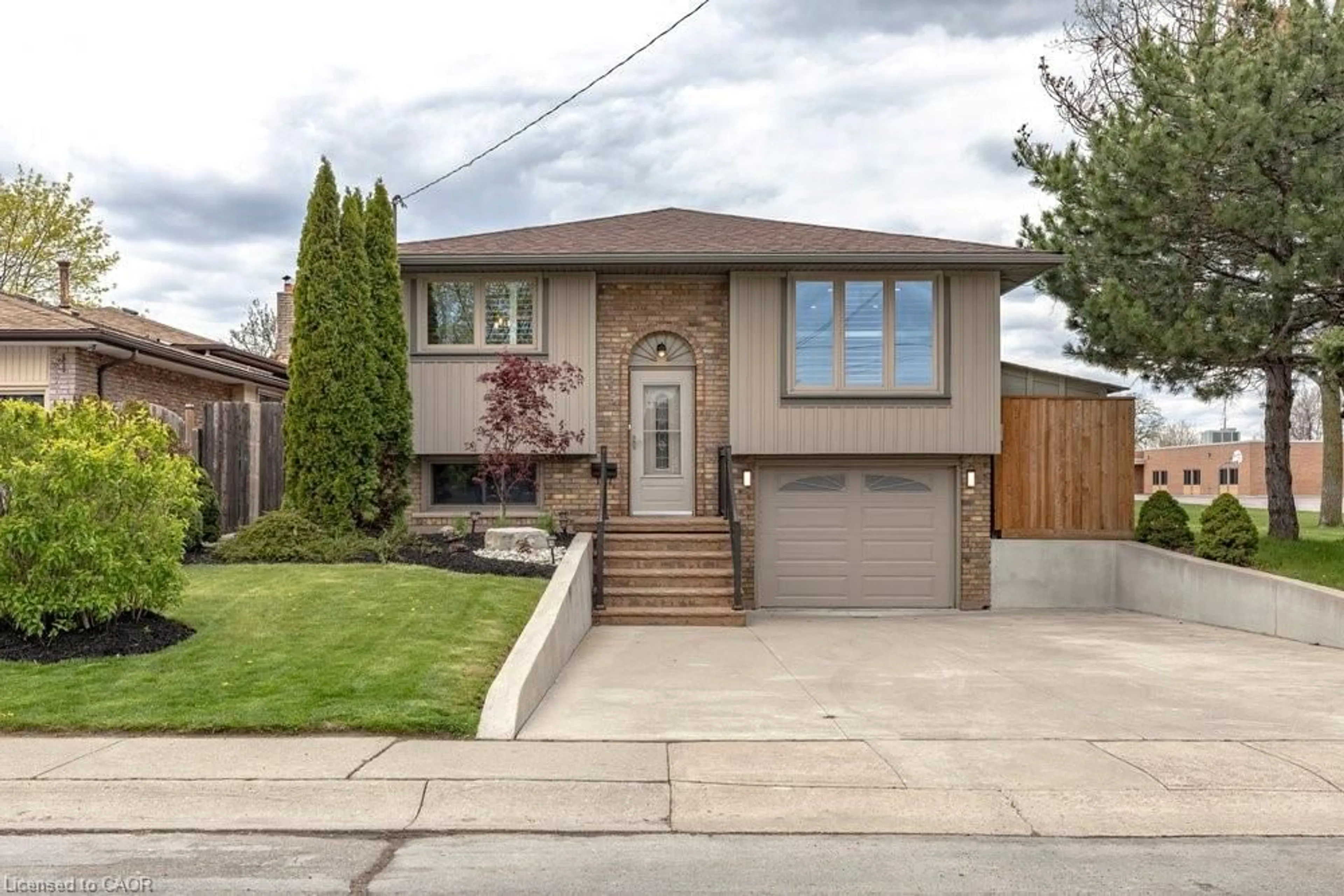 Home with brick exterior material, street for 116 Highridge Ave, Hamilton Ontario L8E 3Y9