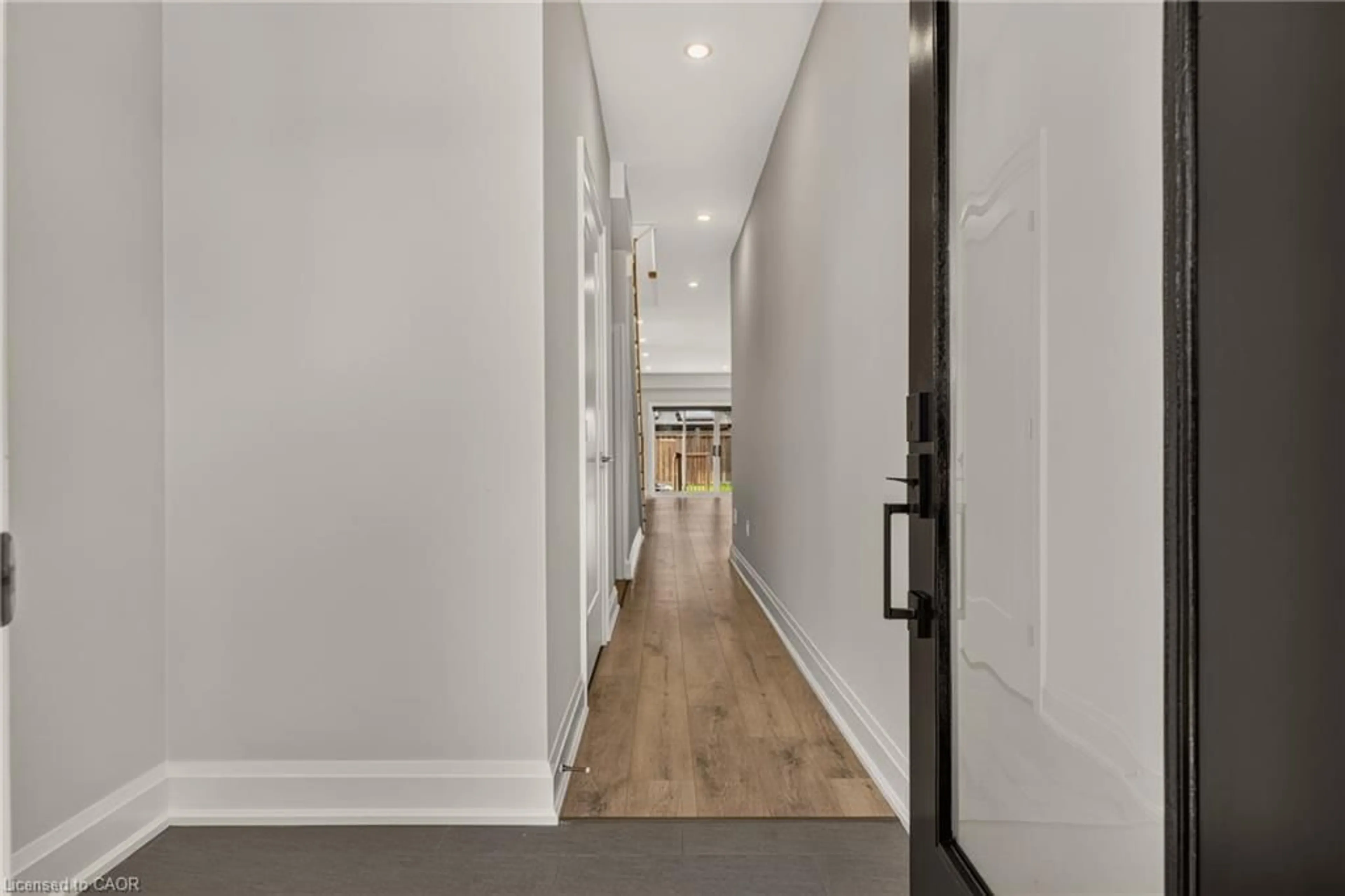 Indoor entryway for 118 Springvalley Cres, Hamilton Ontario L9C 0E4