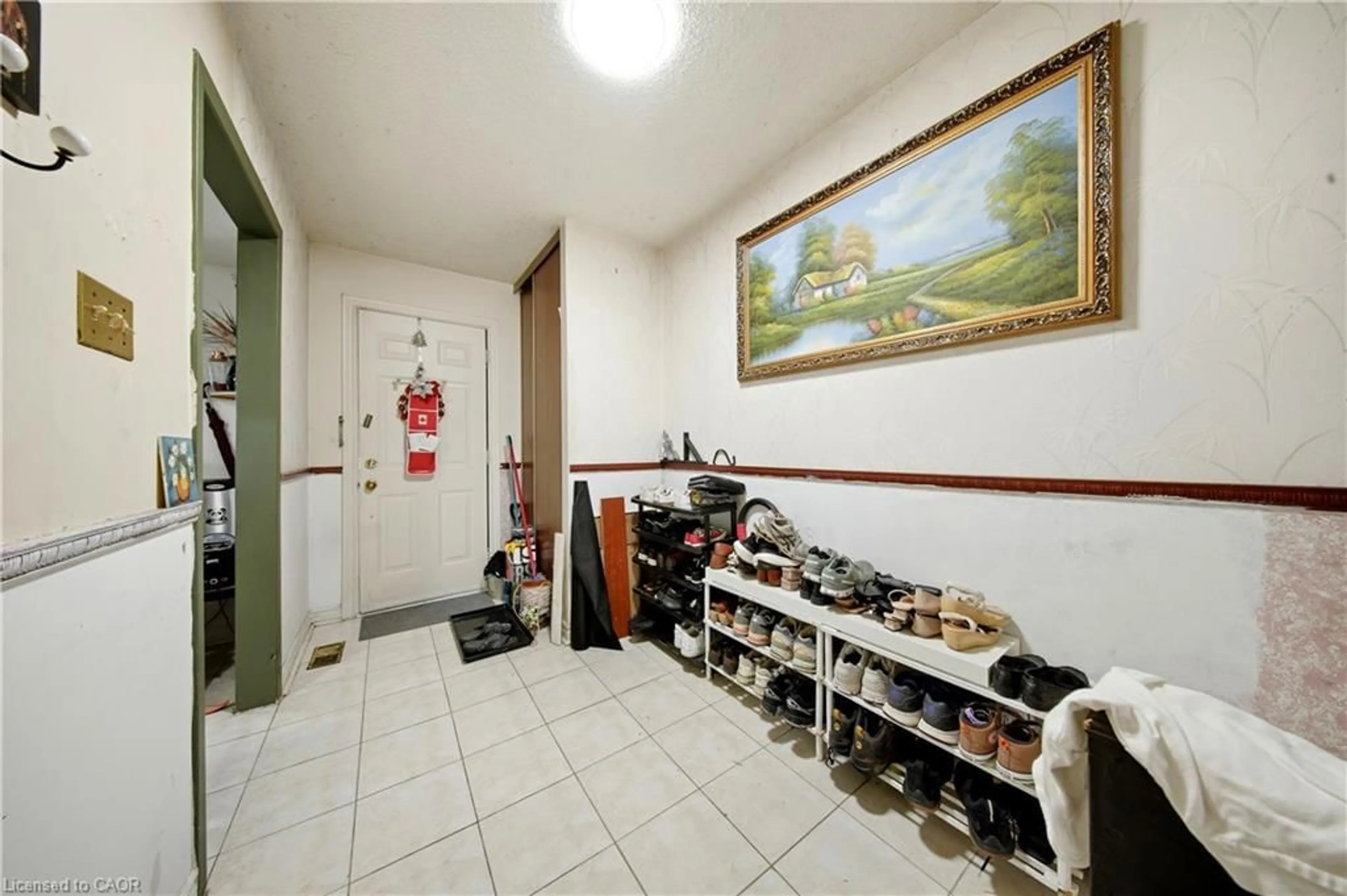 Indoor foyer for 275 Manse Rd #8, Scarborough Ontario M1E 4X8