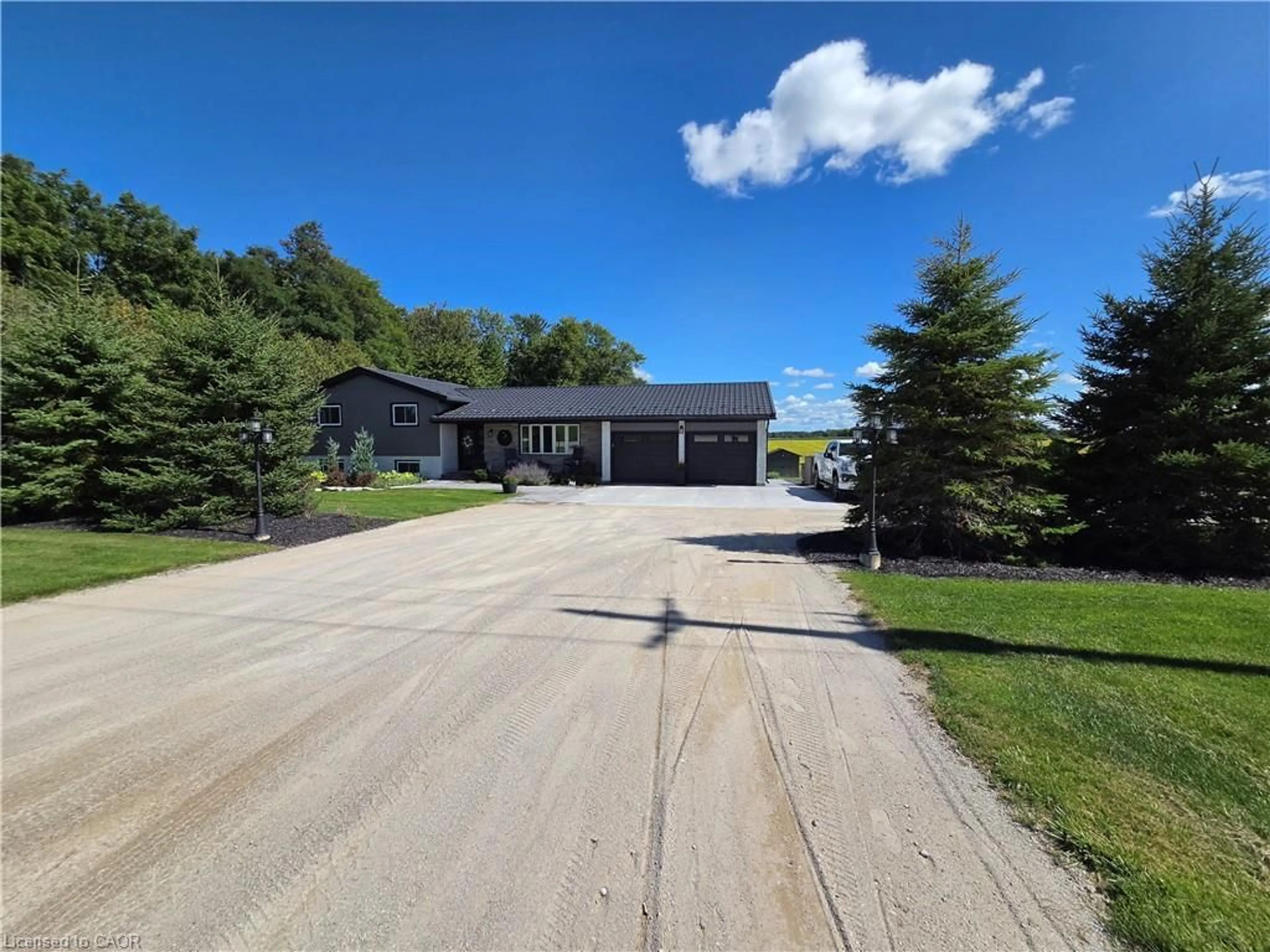 A pic from outside/outdoor area/front of a property/back of a property/a pic from drone, street for 895522 Oxford Rd 3 Rd, Princeton Ontario N0J 1V0