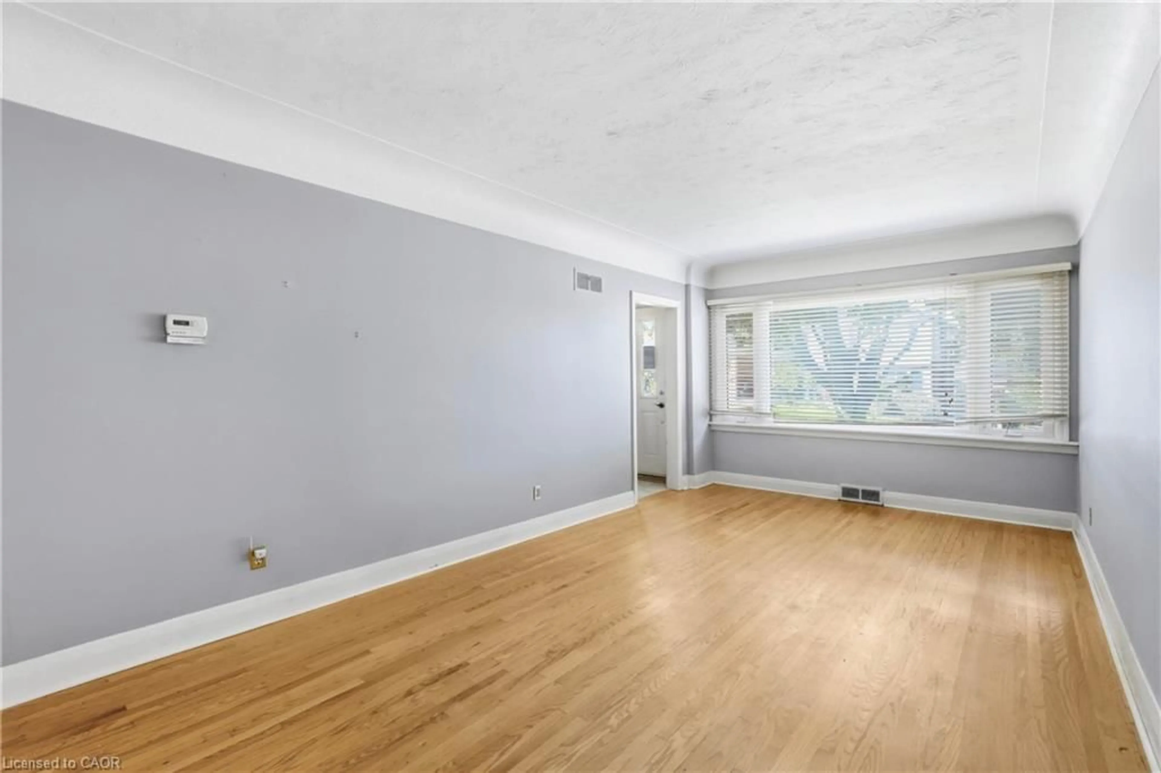 A pic of a room for 231 Auburn Ave, Hamilton Ontario L8K 3B7