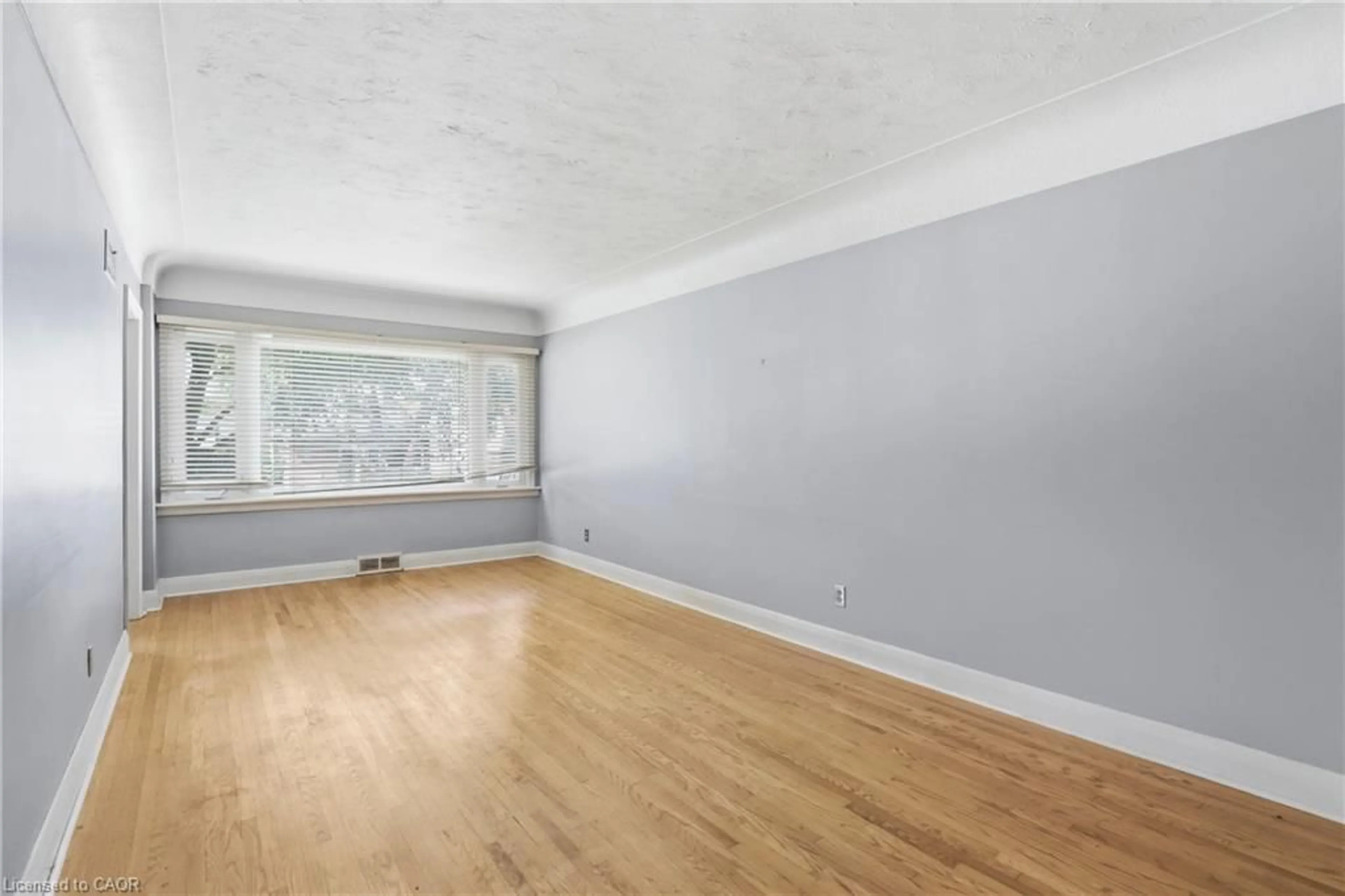 A pic of a room for 231 Auburn Ave, Hamilton Ontario L8K 3B7