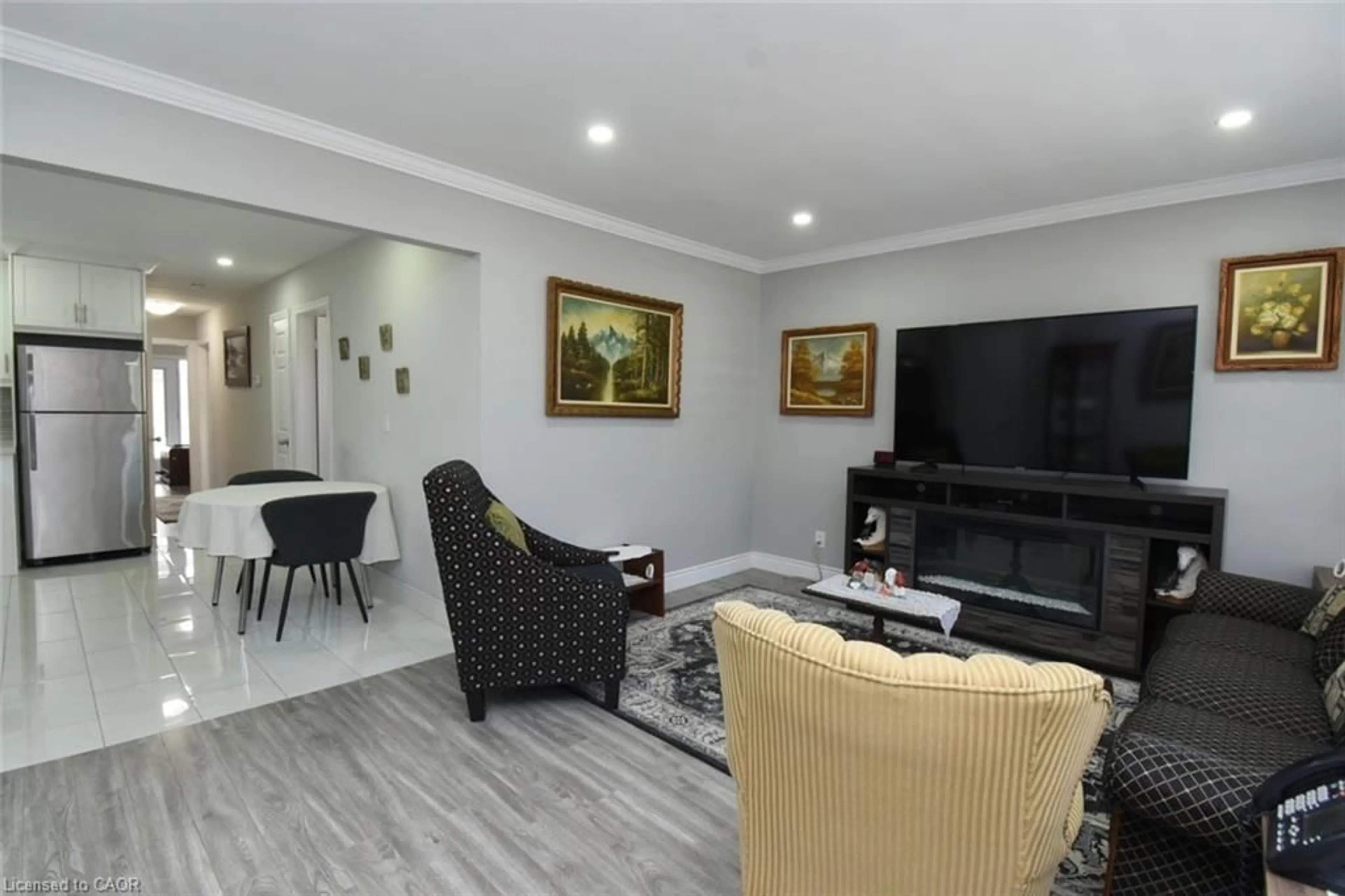 Living room with furniture, wood/laminate floor for 185 Rosslyn Ave, Hamilton Ontario L8L 7P8