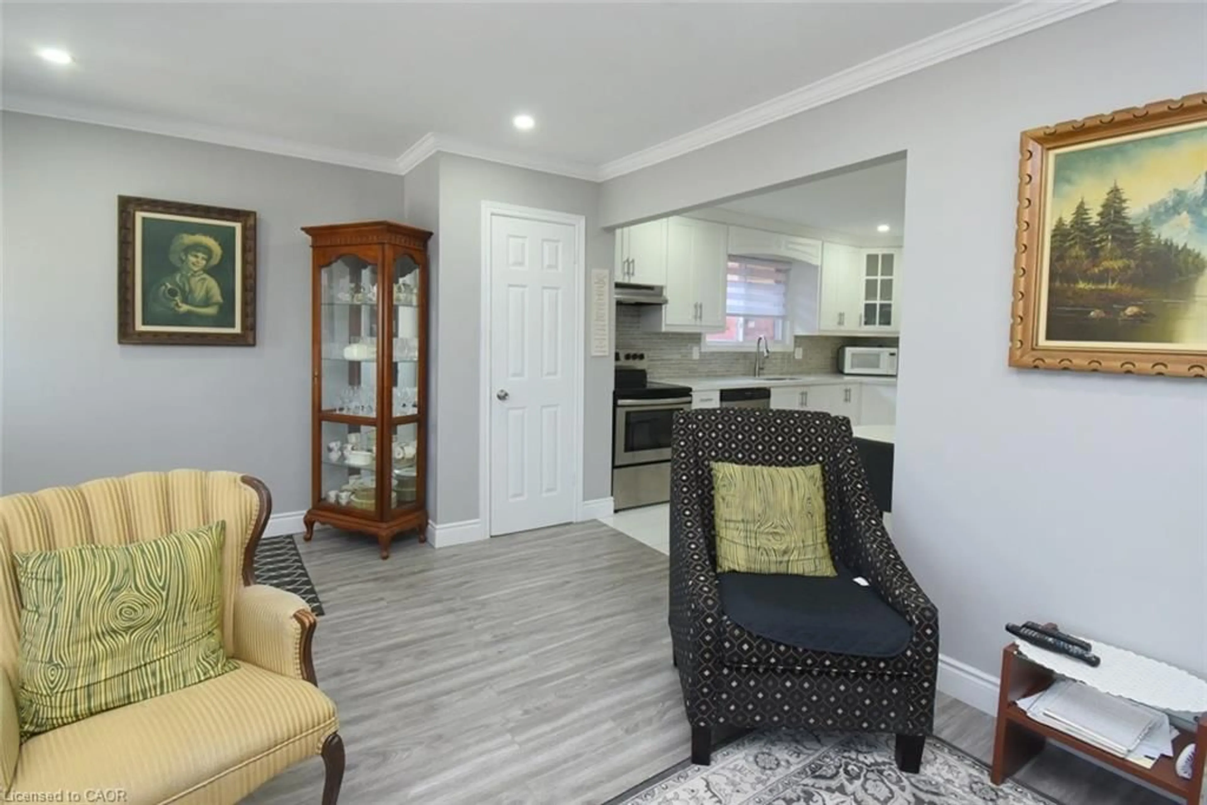 Living room with furniture, unknown for 185 Rosslyn Ave, Hamilton Ontario L8L 7P8