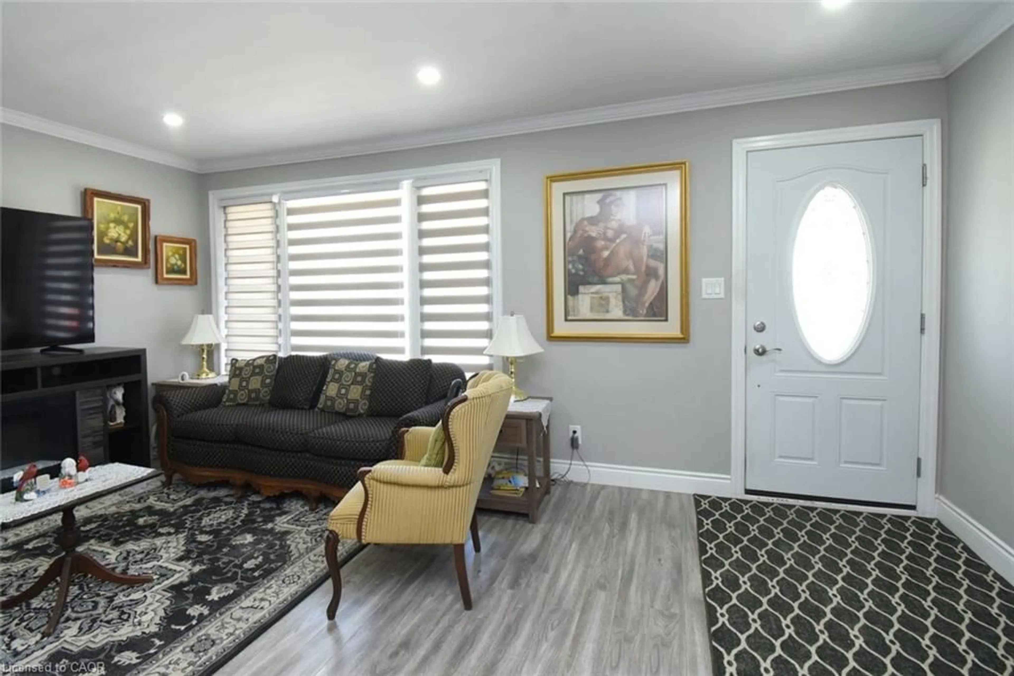 Living room with furniture, unknown for 185 Rosslyn Ave, Hamilton Ontario L8L 7P8
