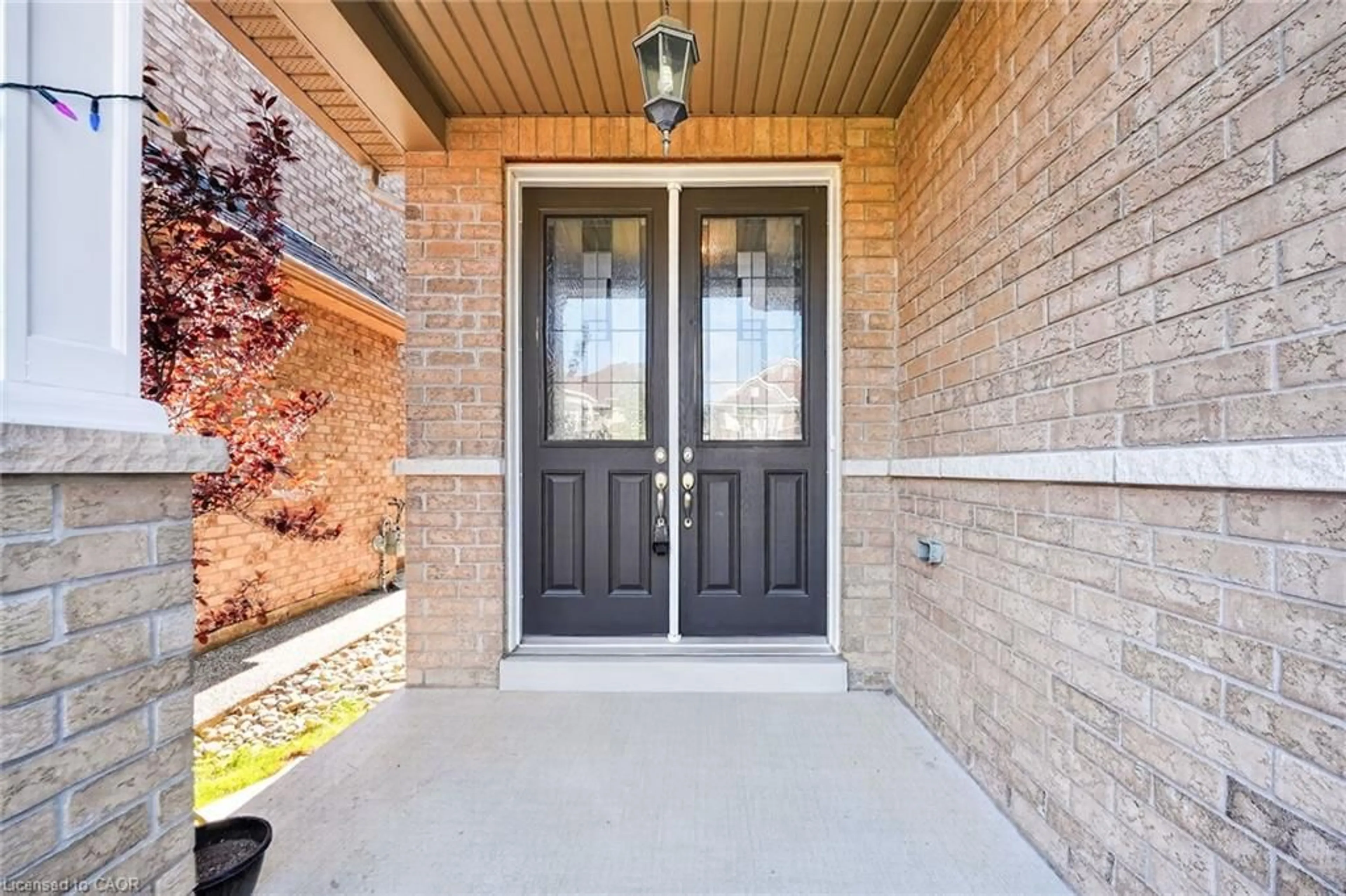 Indoor entryway for 82 Chaumont Dr, Stoney Creek Ontario L8J 0J8
