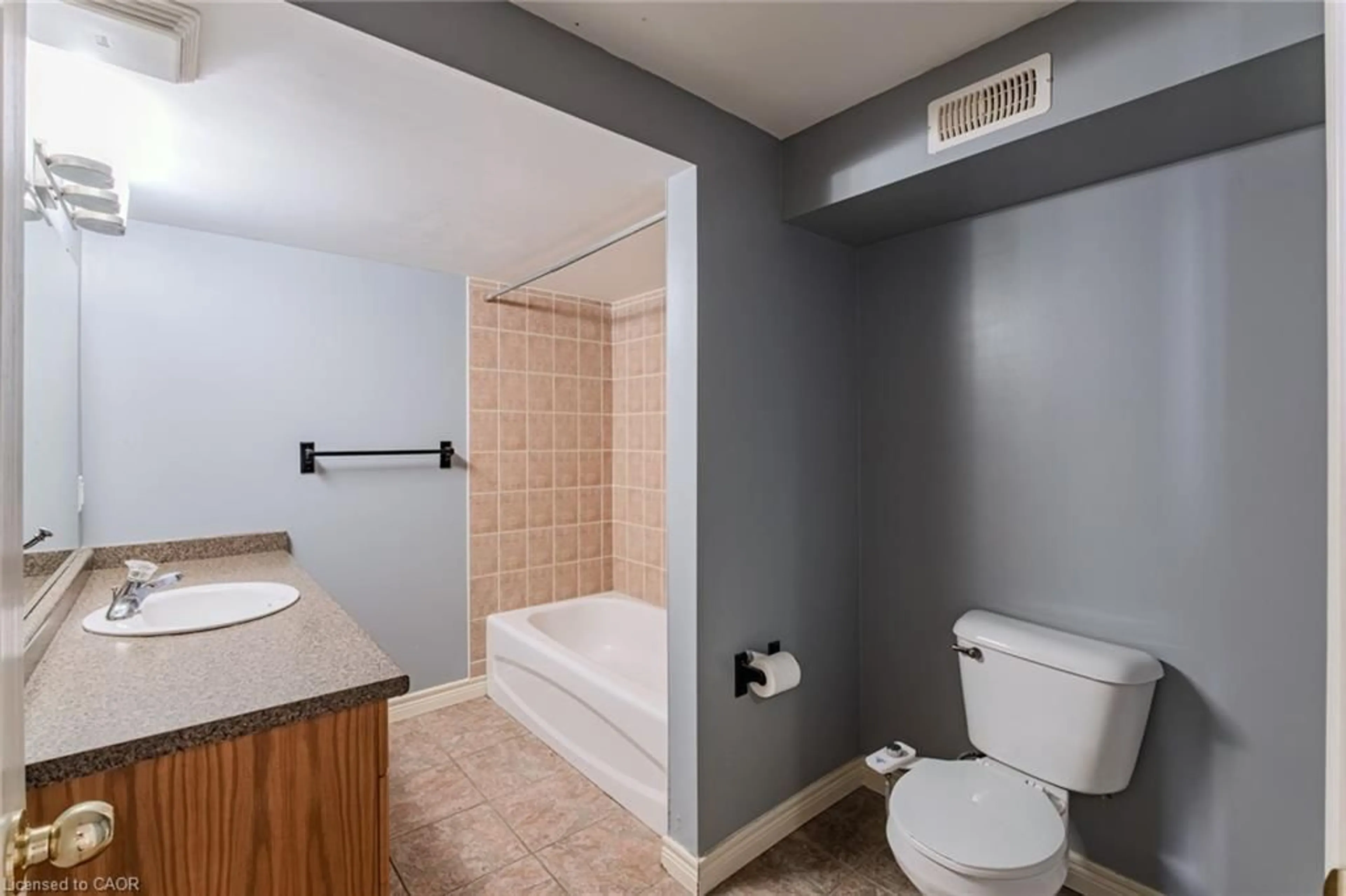 Standard bathroom, ceramic/tile floor for 111 Grey St #213, Brantford Ontario N3S 4V8