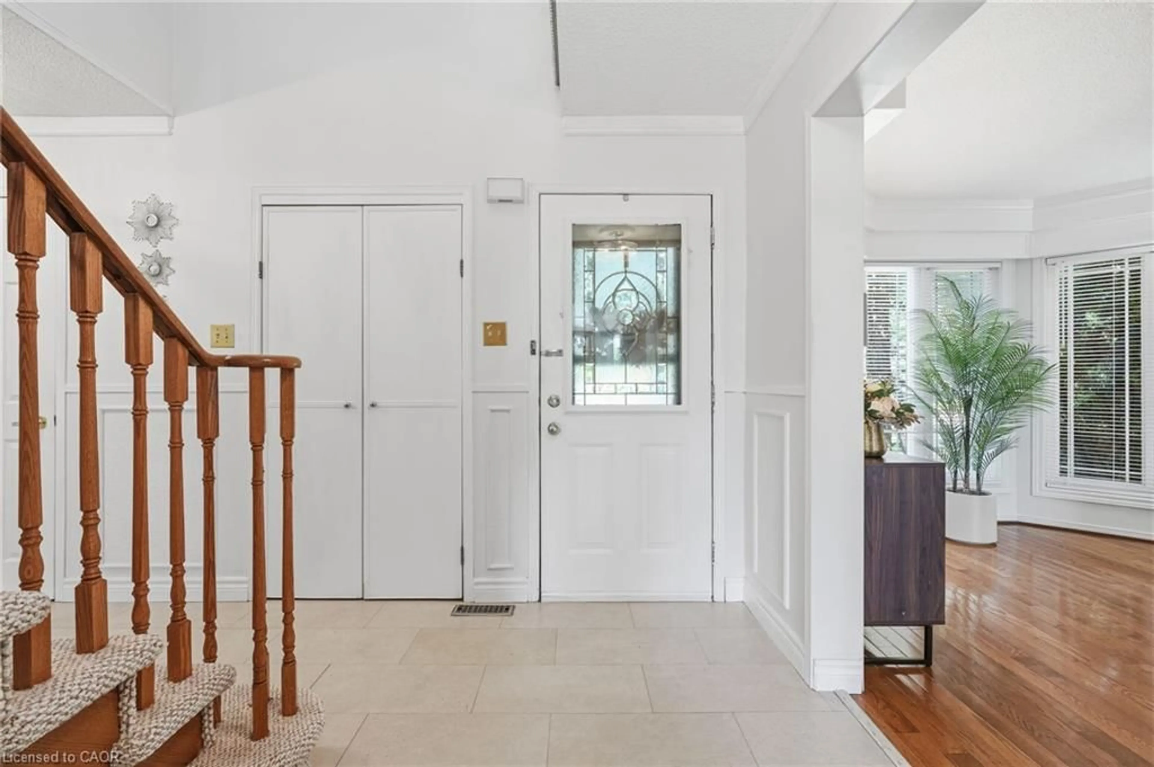 Indoor foyer for 1058 Glenbrook Ave, Oakville Ontario L6H 4A3