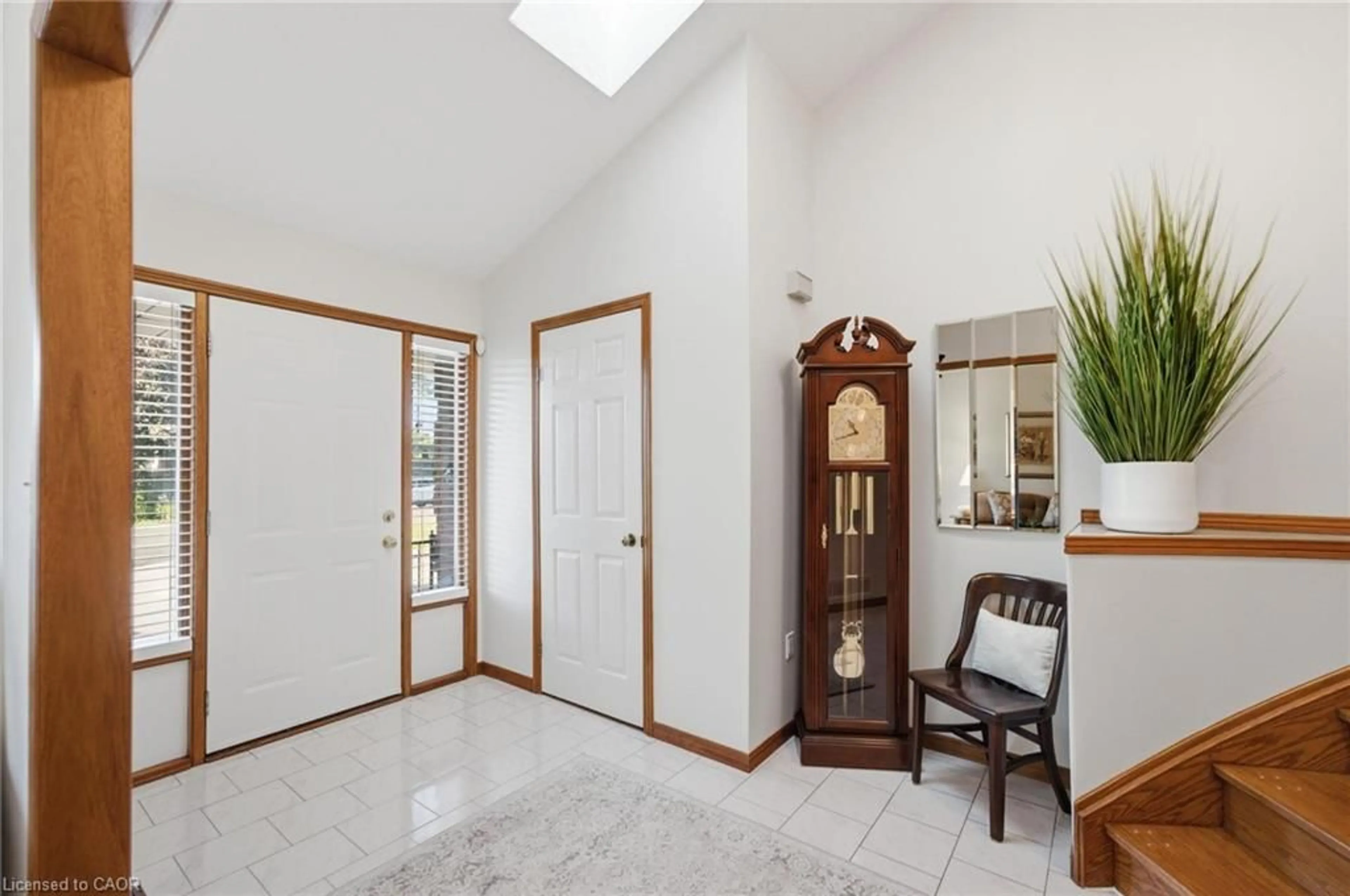 Indoor entryway for 11 Gabriele Crt, Hamilton Ontario L8G 5C4
