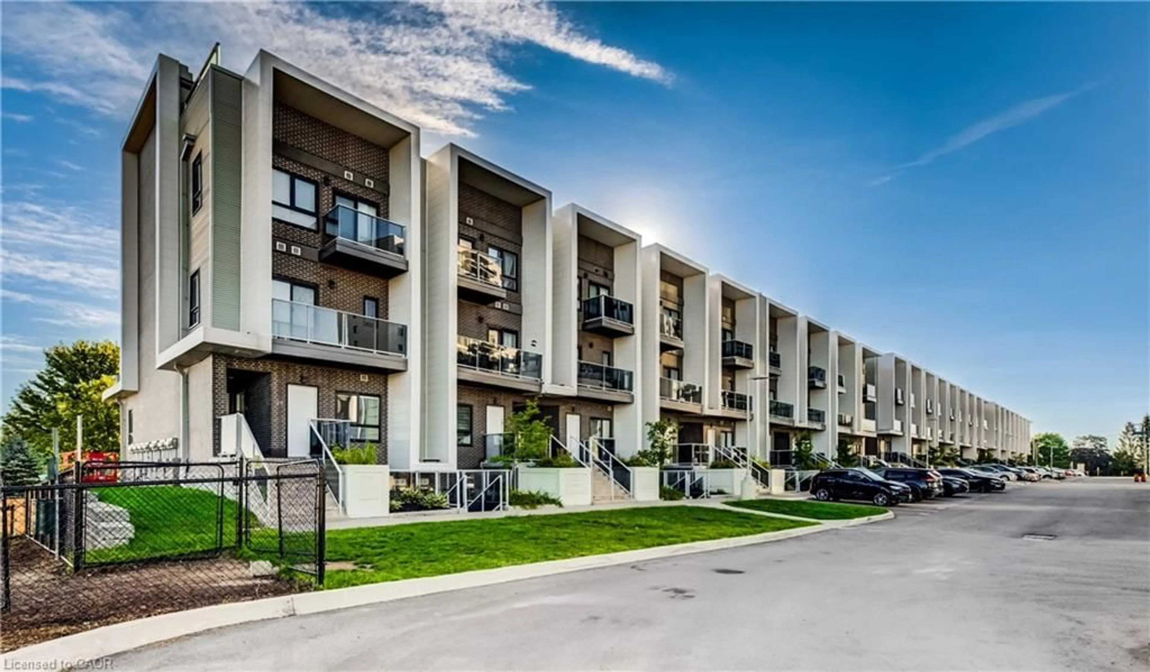 Patio, street for 1430 Highland Rd #B4, Kitchener Ontario N2N 0C3