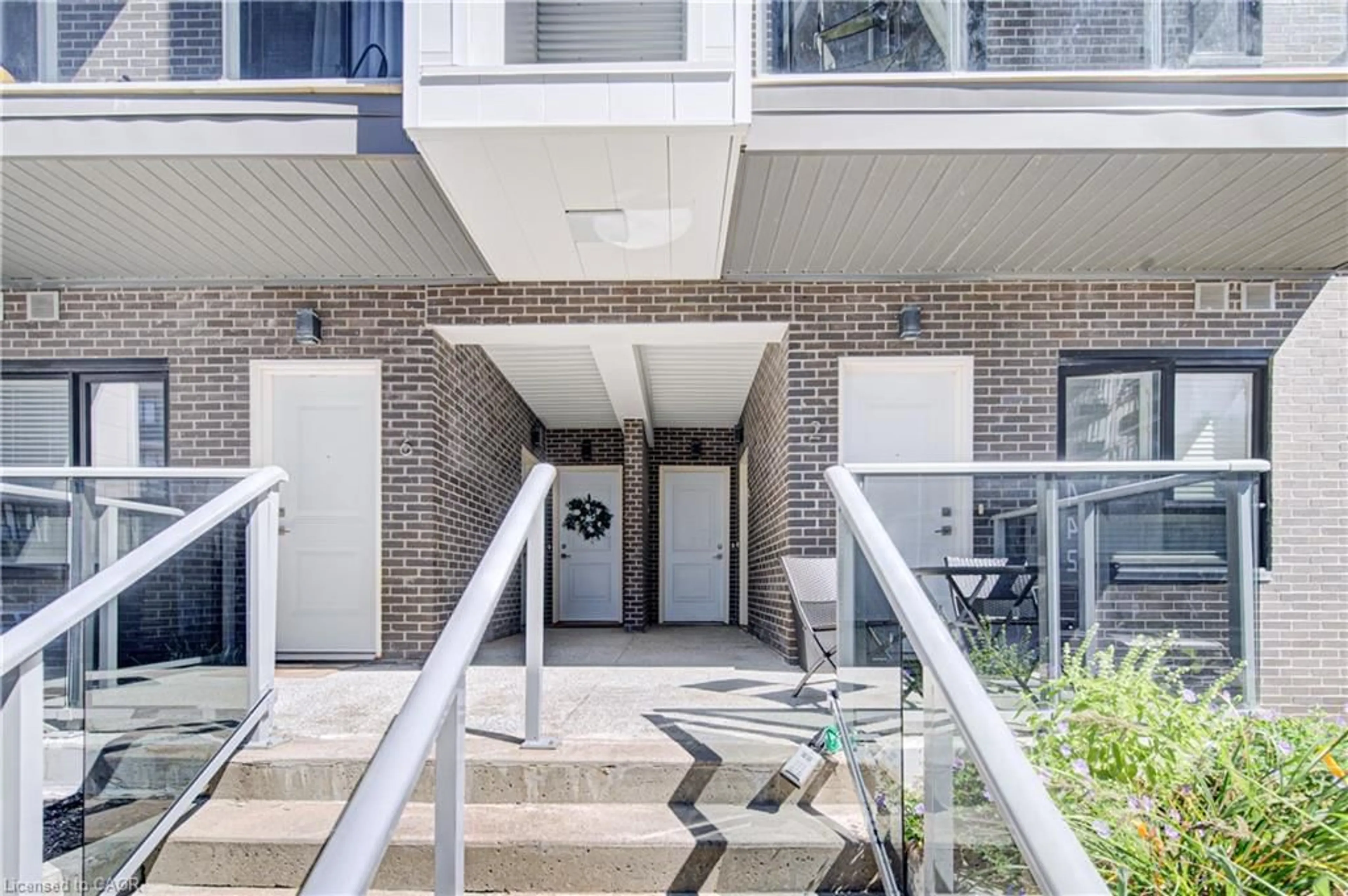 Patio, street for 1430 Highland Rd #B4, Kitchener Ontario N2N 0C3