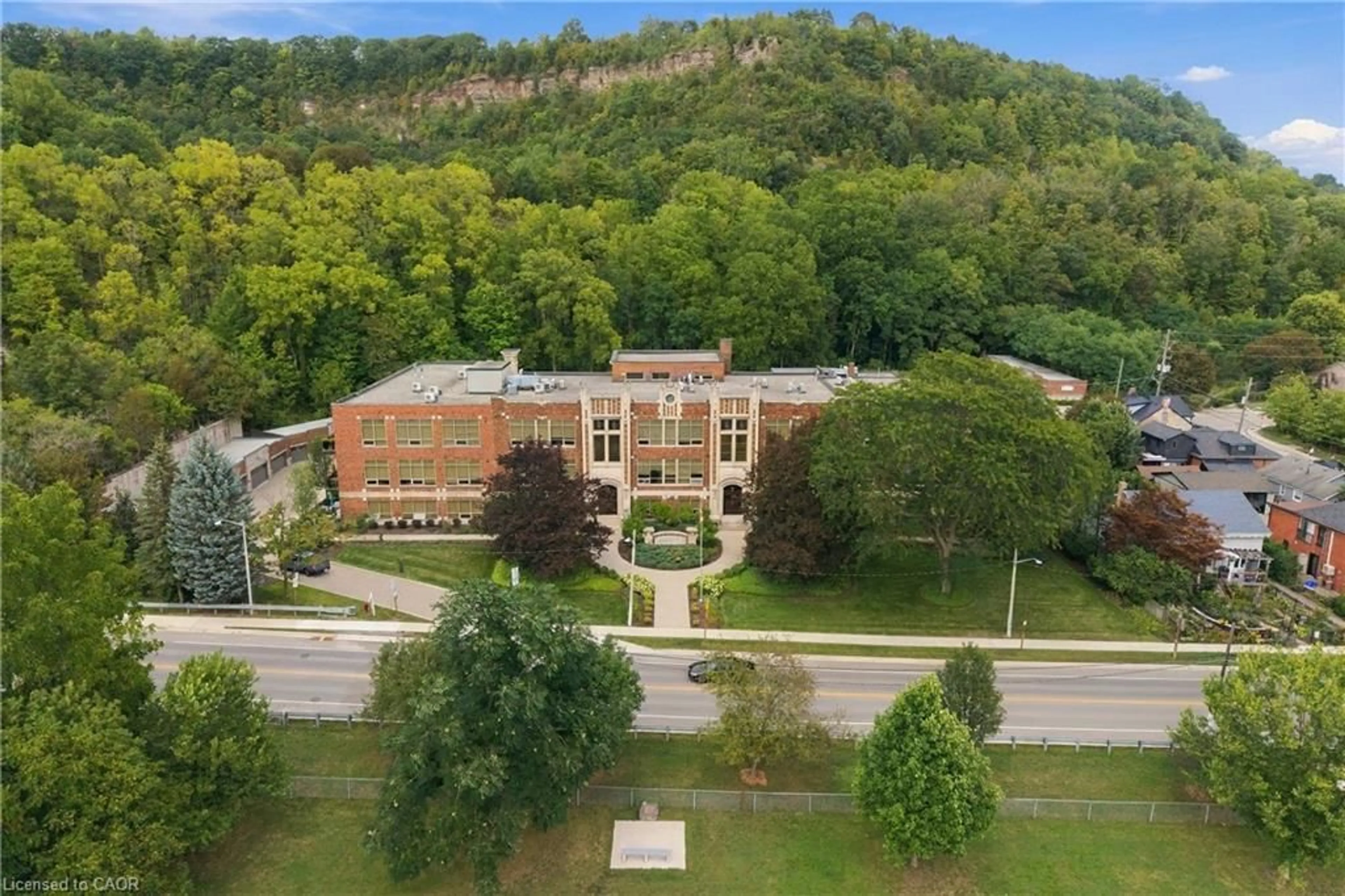 A pic from outside/outdoor area/front of a property/back of a property/a pic from drone, building for 397 King St #116, Dundas Ontario L9H 1W9