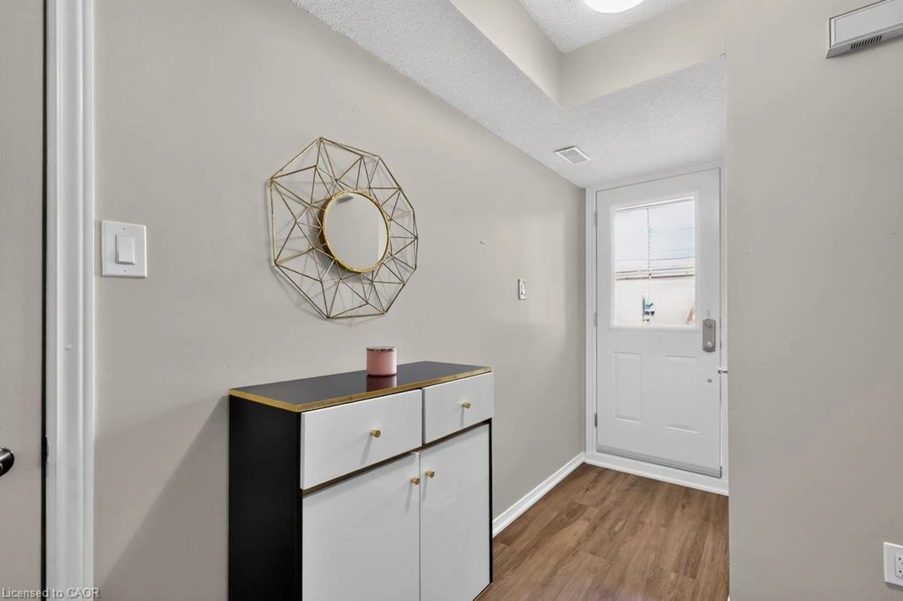 Indoor entryway for 2110 Cleaver Ave #112, Burlington Ontario L7M 3Z3
