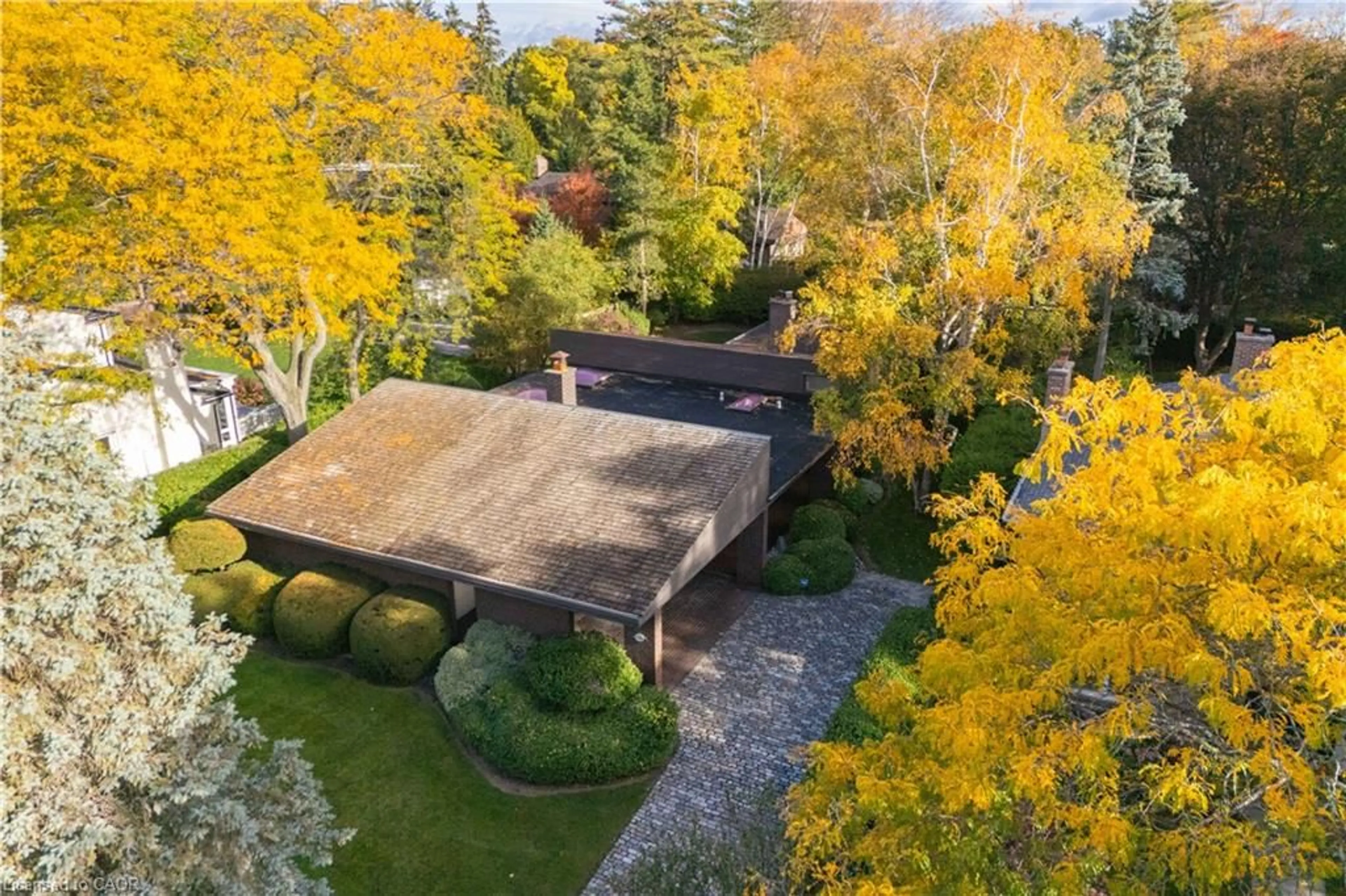 A pic from outside/outdoor area/front of a property/back of a property/a pic from drone, street for 1168 Carey Rd, Oakville Ontario L6J 2E4