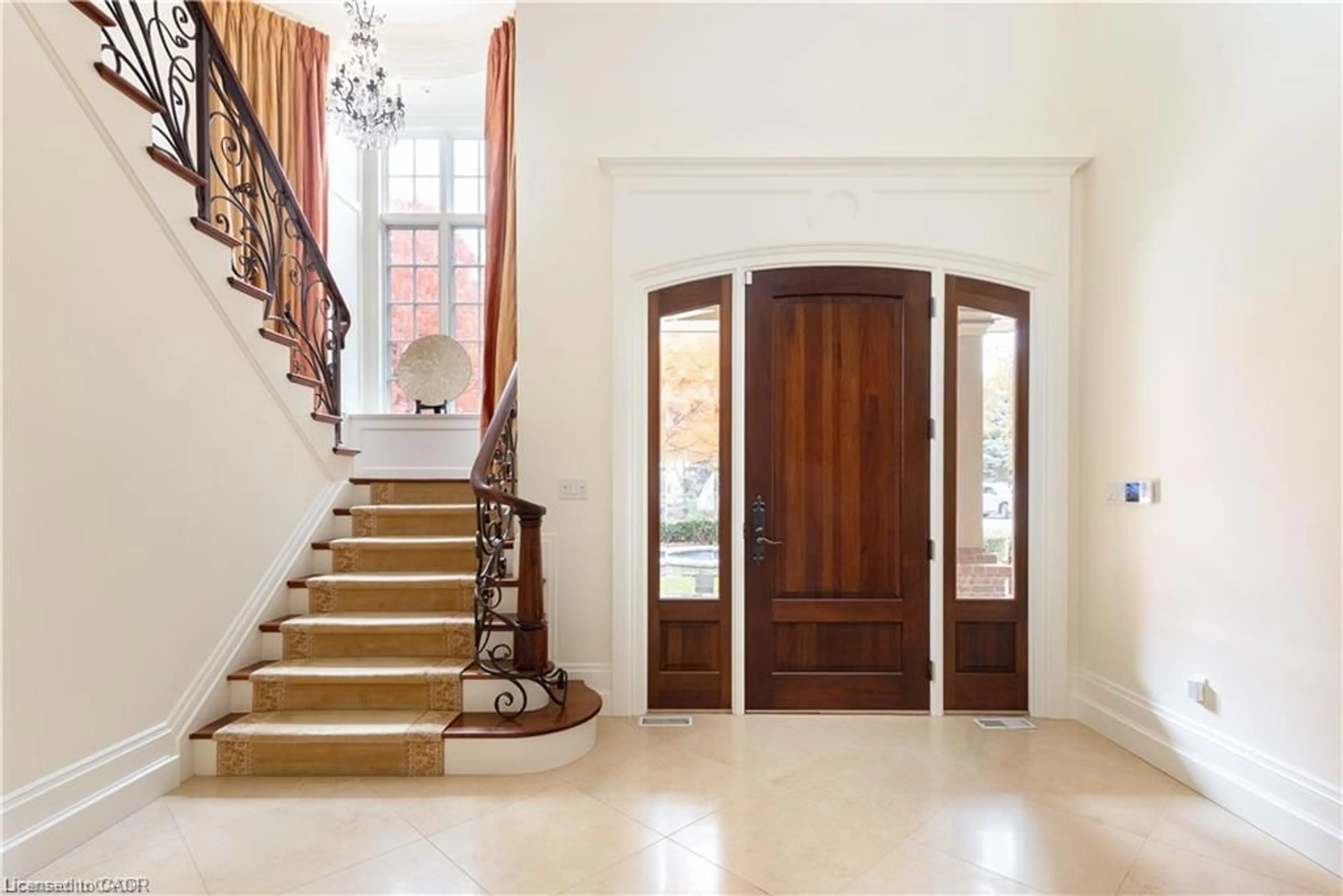 Indoor foyer for 1081 Argyle Dr, Oakville Ontario L6J 1A9