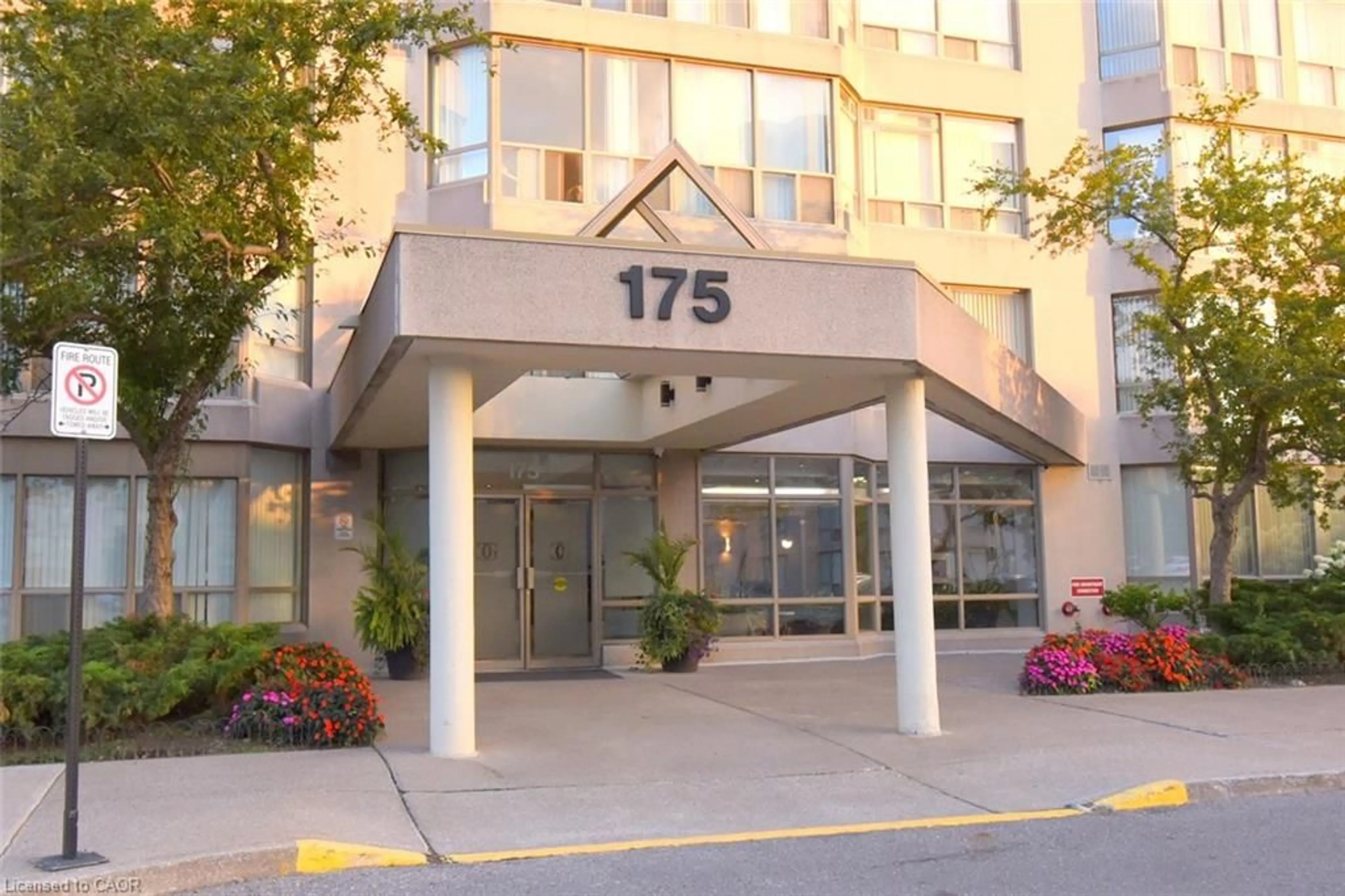Indoor foyer for 175 Cedar Ave #215, Richmond Hill Ontario L4C 9V3