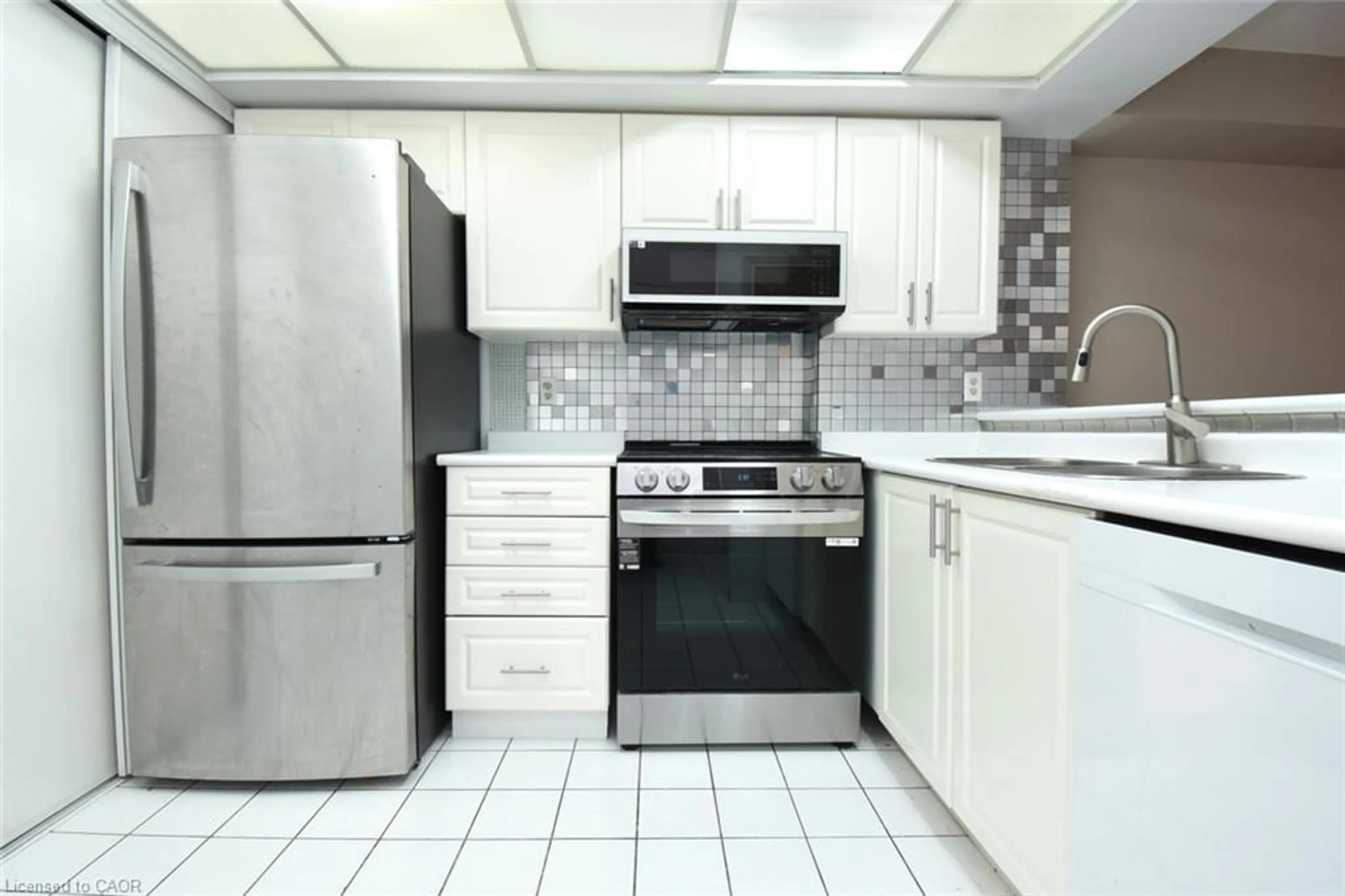 Standard kitchen, ceramic/tile floor for 175 Cedar Ave #215, Richmond Hill Ontario L4C 9V3
