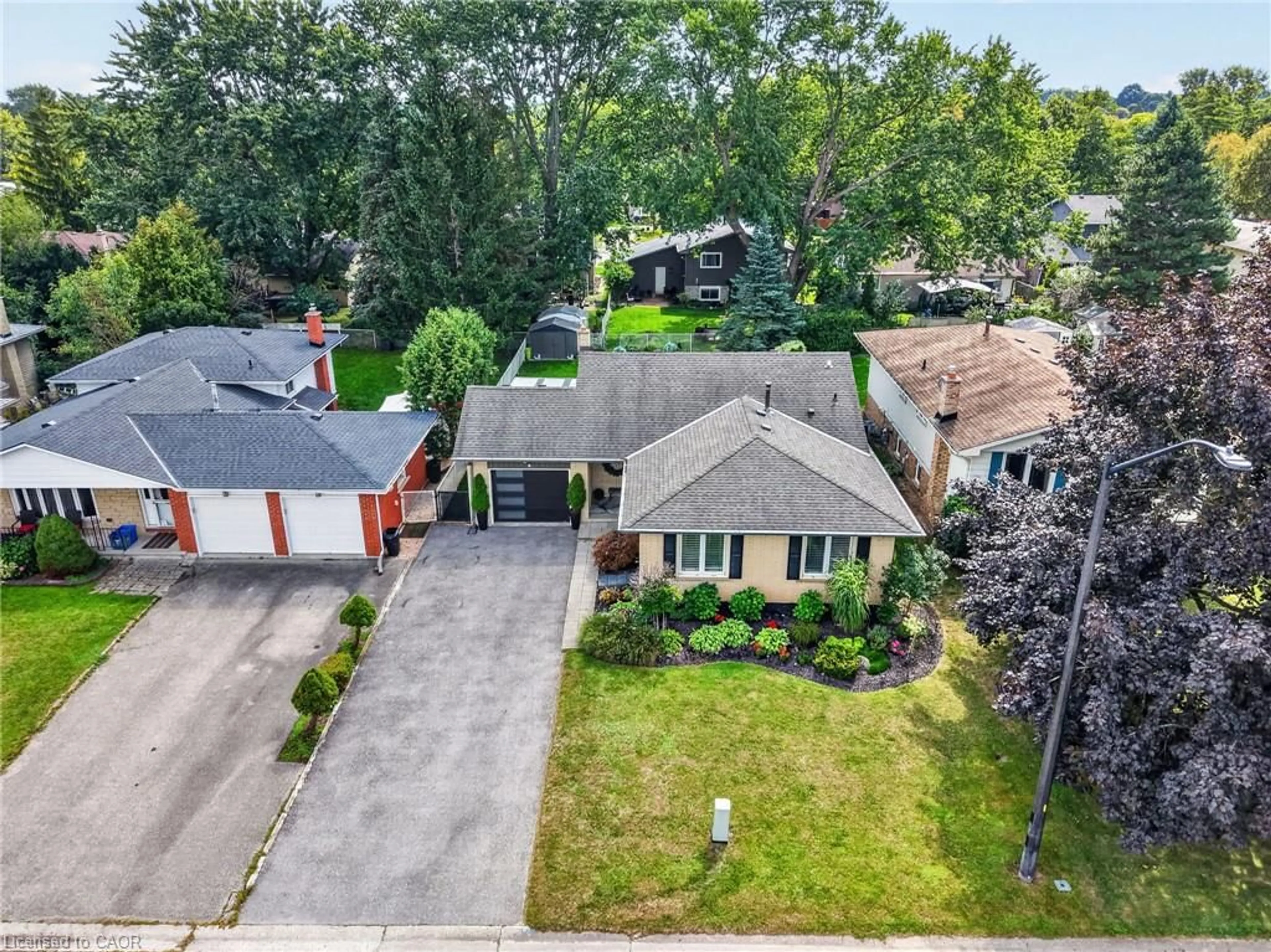 A pic from outside/outdoor area/front of a property/back of a property/a pic from drone, street for 5 Hidden Crt, Brantford Ontario N3R 6P4