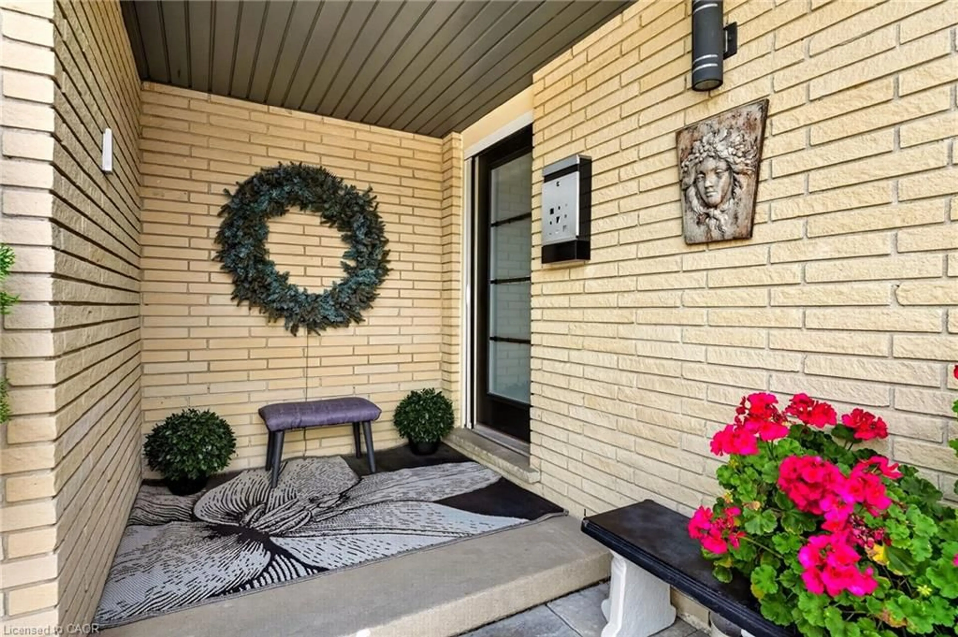 Indoor entryway for 5 Hidden Crt, Brantford Ontario N3R 6P4