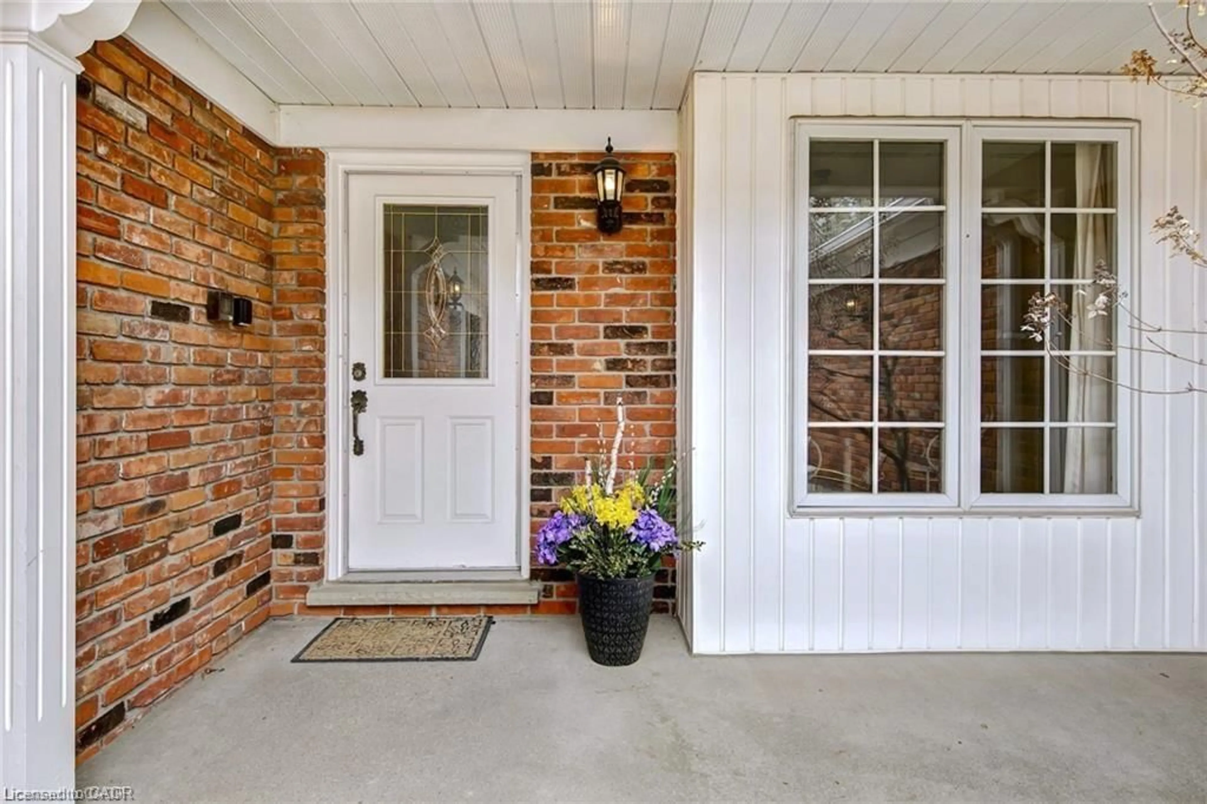 Indoor entryway for 700 Glasgow St #3, Kitchener Ontario N2M 2N8