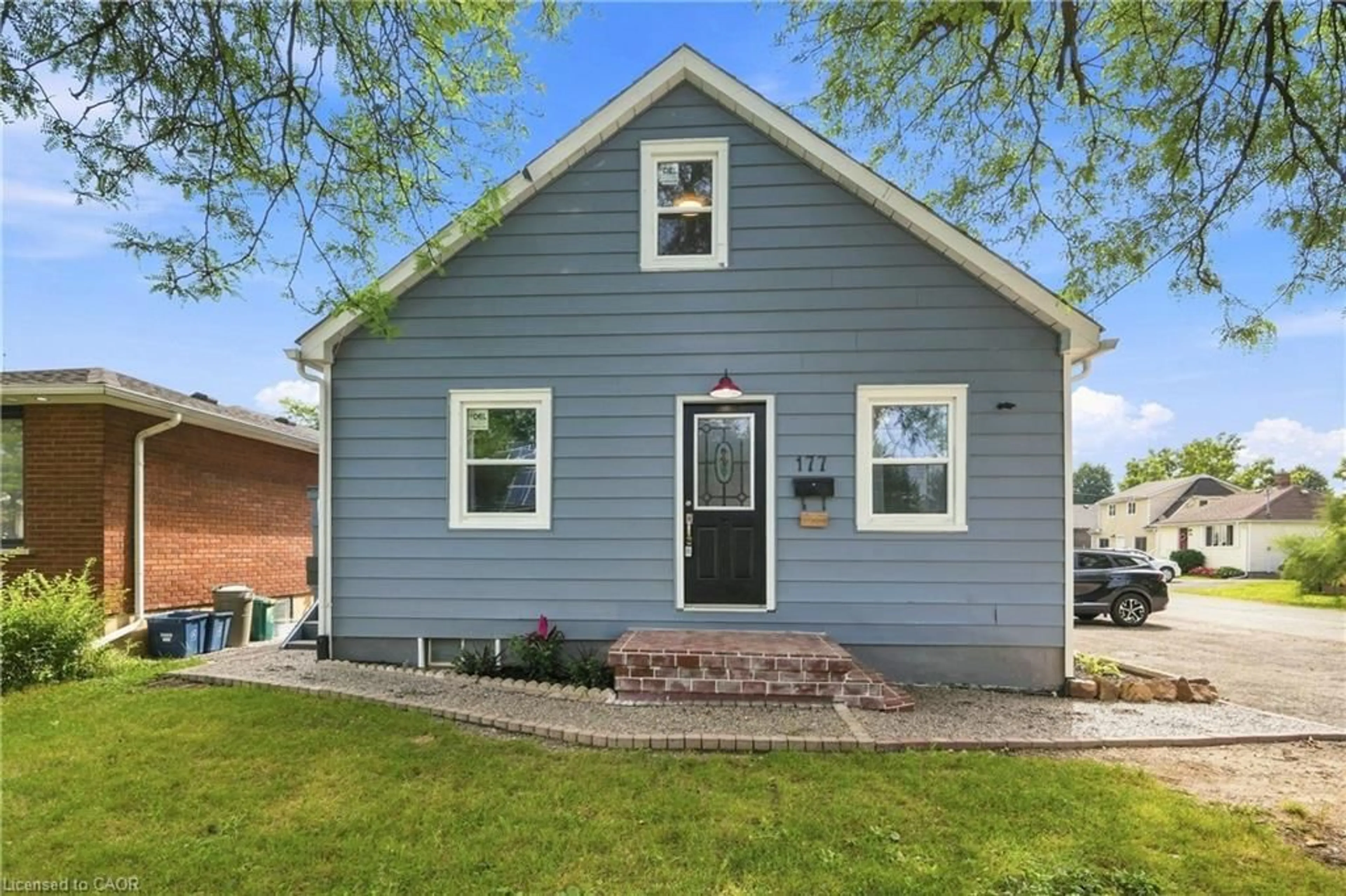 Home with vinyl exterior material, street for 177 Pelham Rd, St. Catharines Ontario L2S 1V8