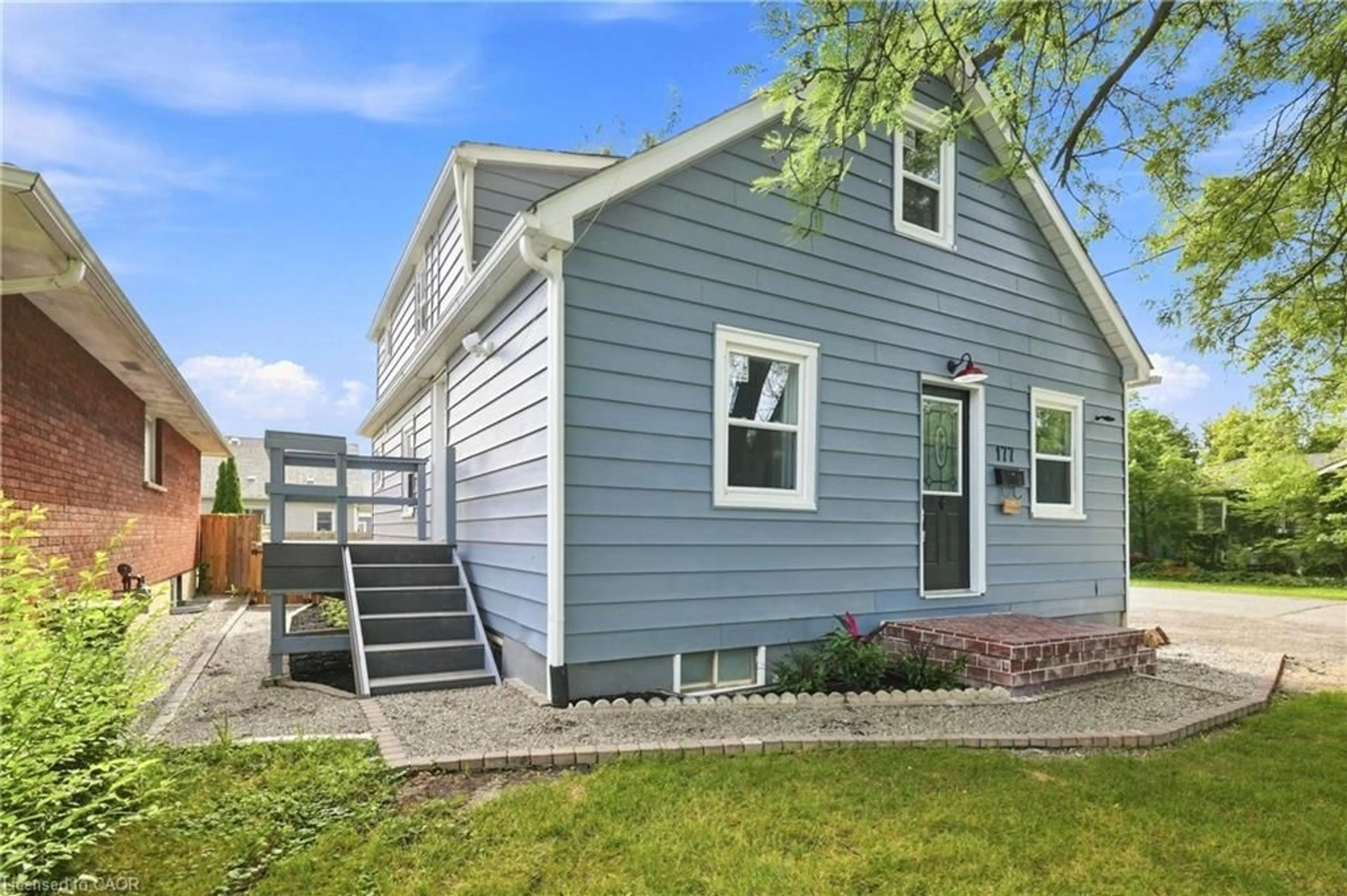 Home with vinyl exterior material, street for 177 Pelham Rd, St. Catharines Ontario L2S 1V8