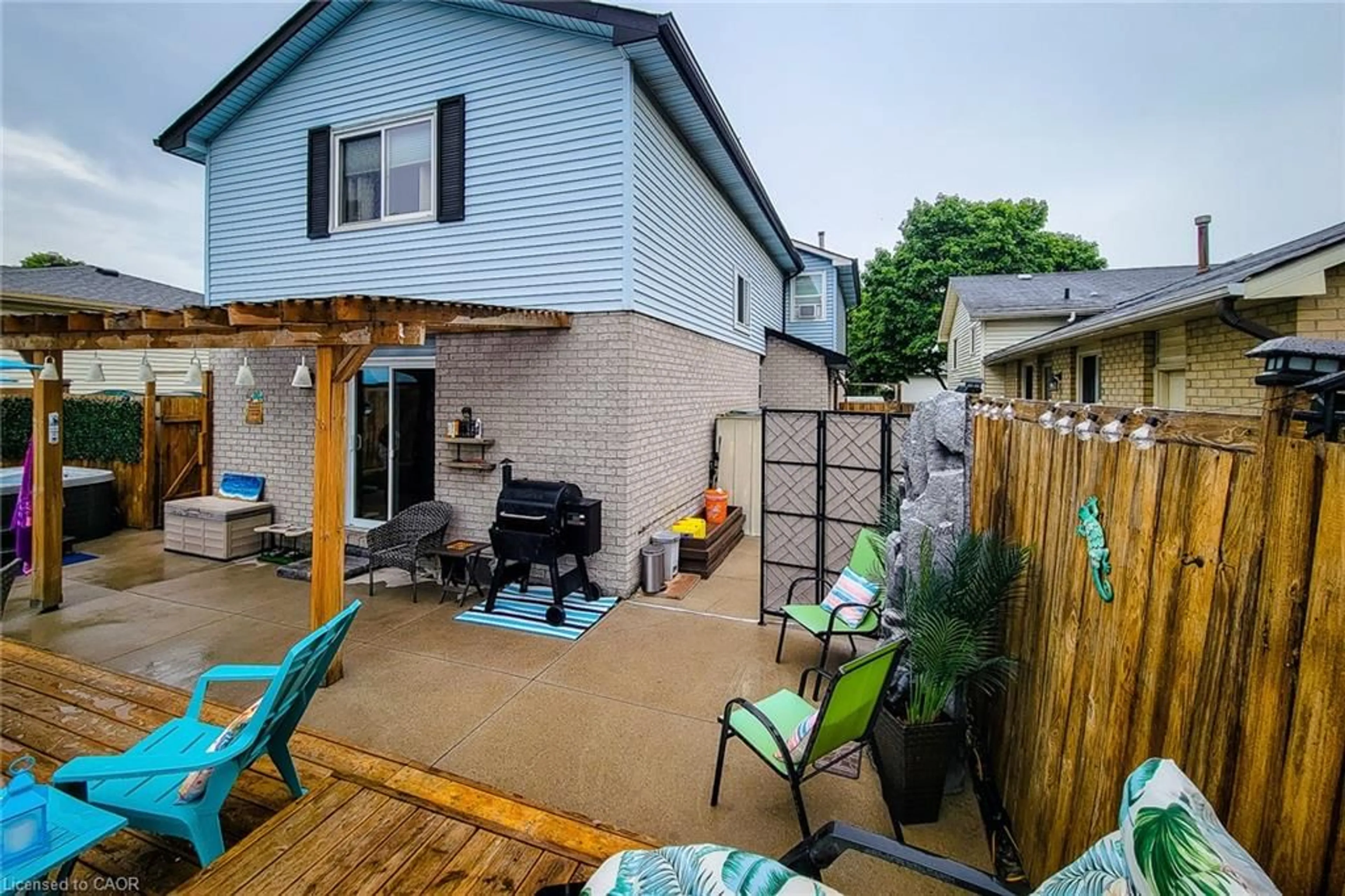 Patio, street for 8 Dalton Gate, Stoney Creek Ontario L8J 1Z4
