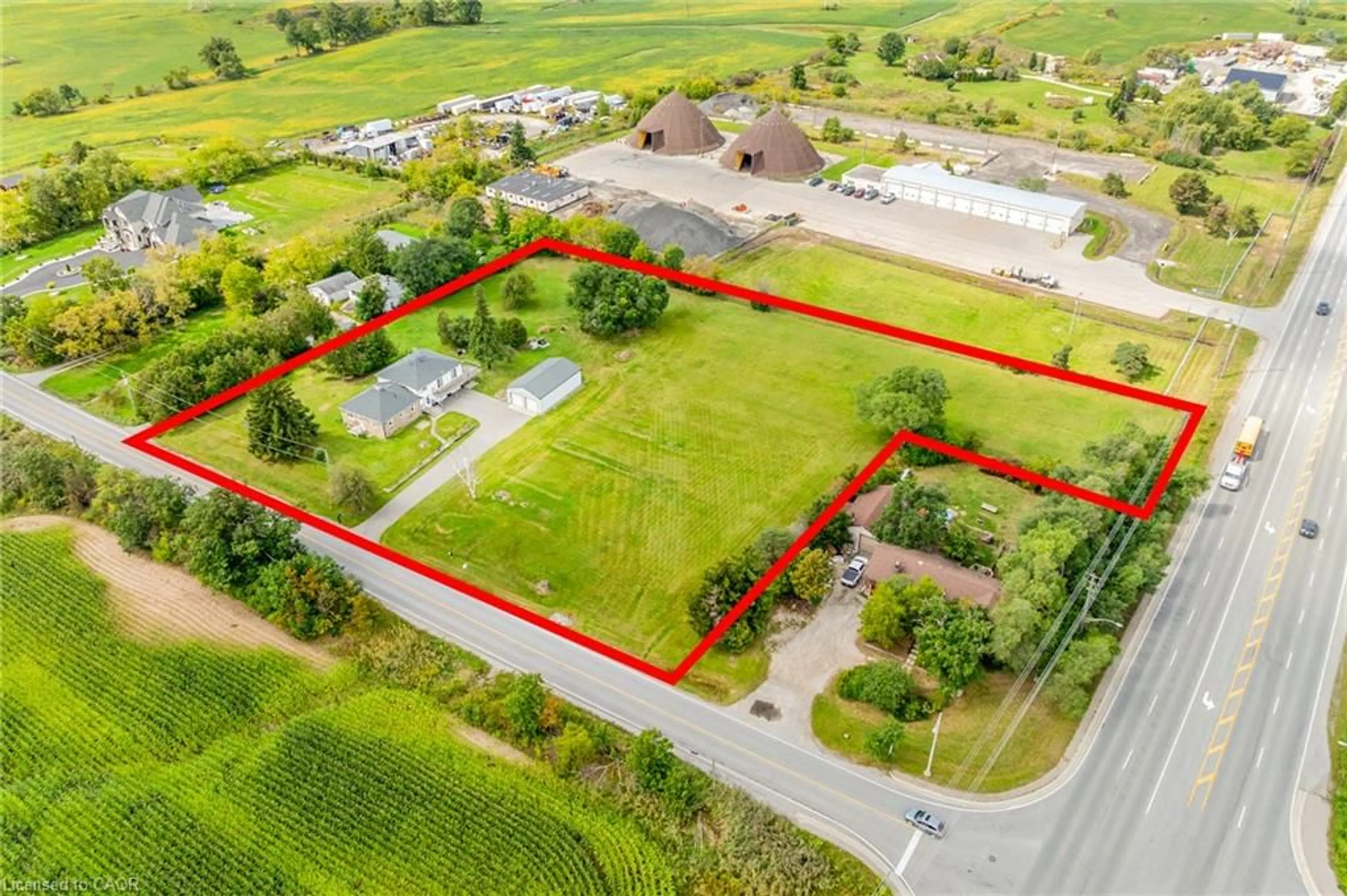 A pic from outside/outdoor area/front of a property/back of a property/a pic from drone, street for 3029 Burnhamthorpe Rd, Milton Ontario L9E 0J7