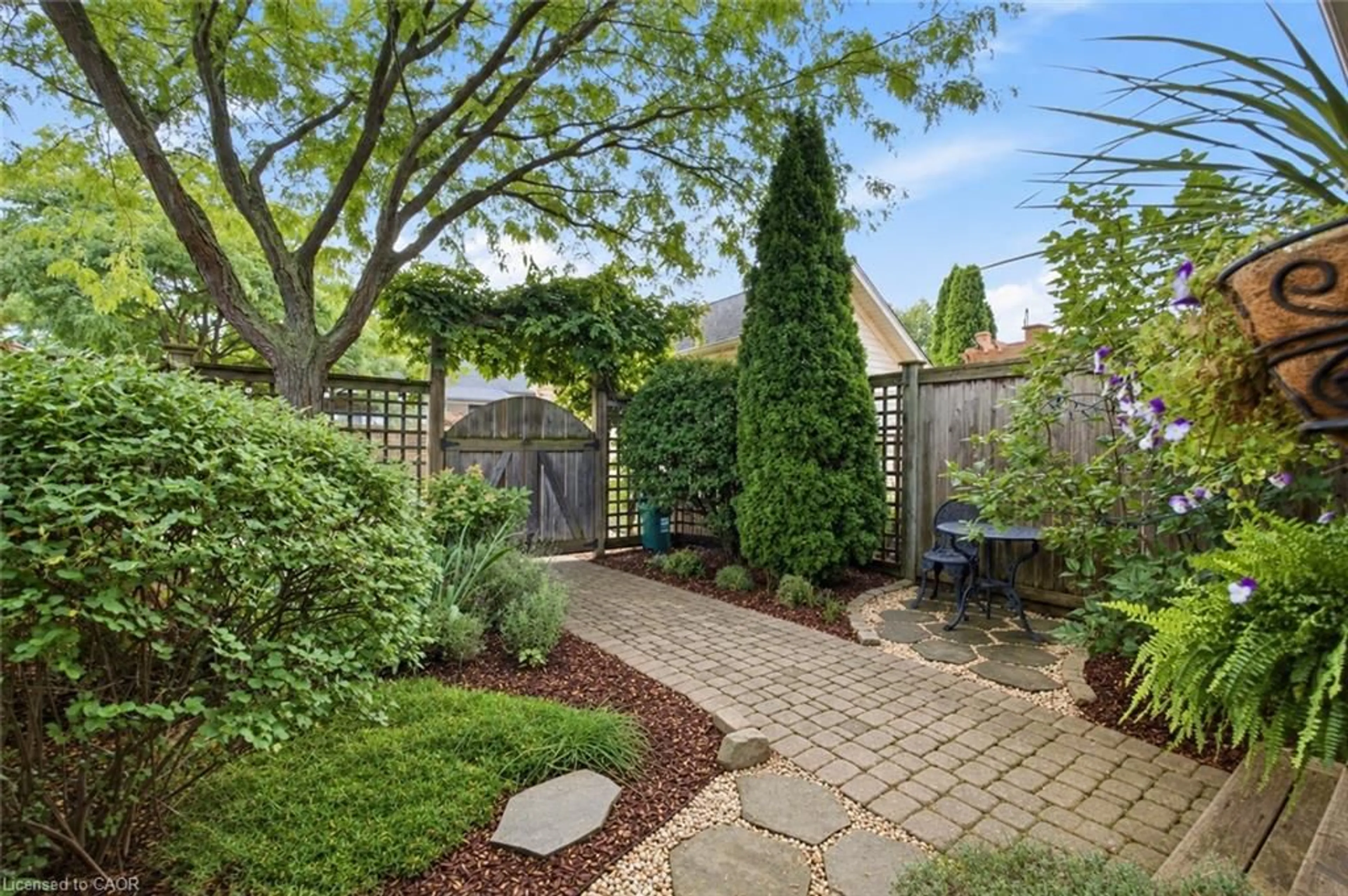Patio, street for 25 Balmoral Dr, Niagara-on-the-Lake Ontario L0S 1J0