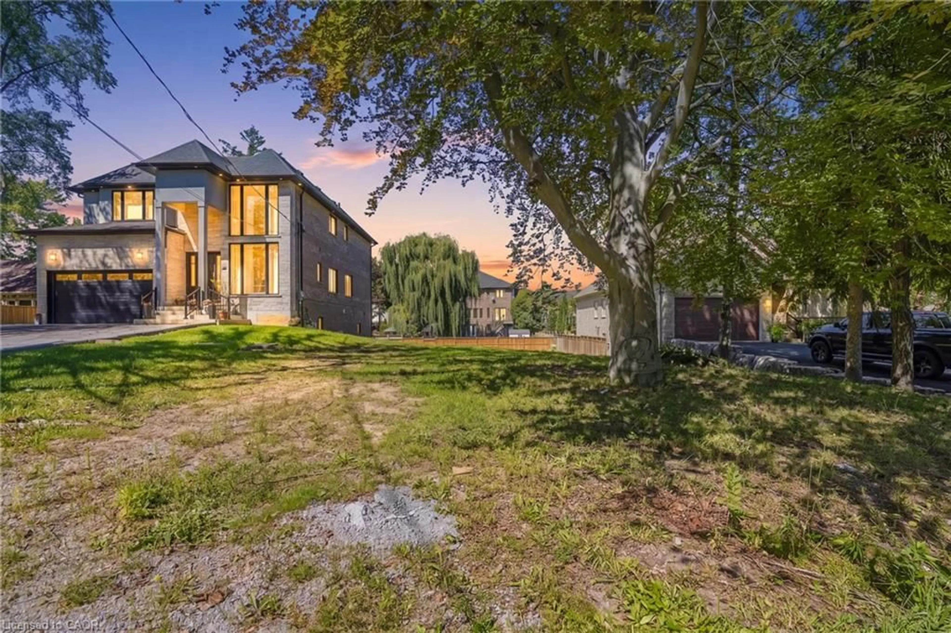 A pic from outside/outdoor area/front of a property/back of a property/a pic from drone, unknown for 657 Mohawk Rd, Ancaster Ontario L9G 2X1