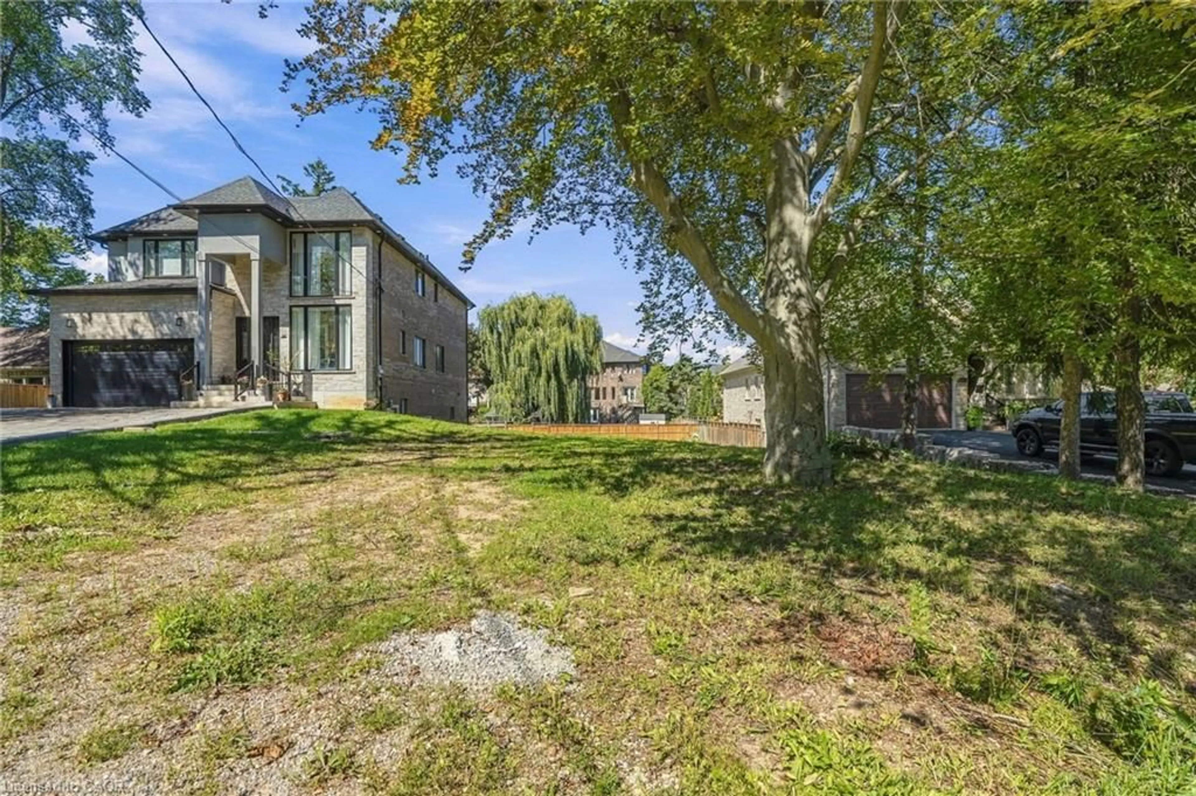 A pic from outside/outdoor area/front of a property/back of a property/a pic from drone, street for 657 Mohawk Rd, Ancaster Ontario L9G 2X1